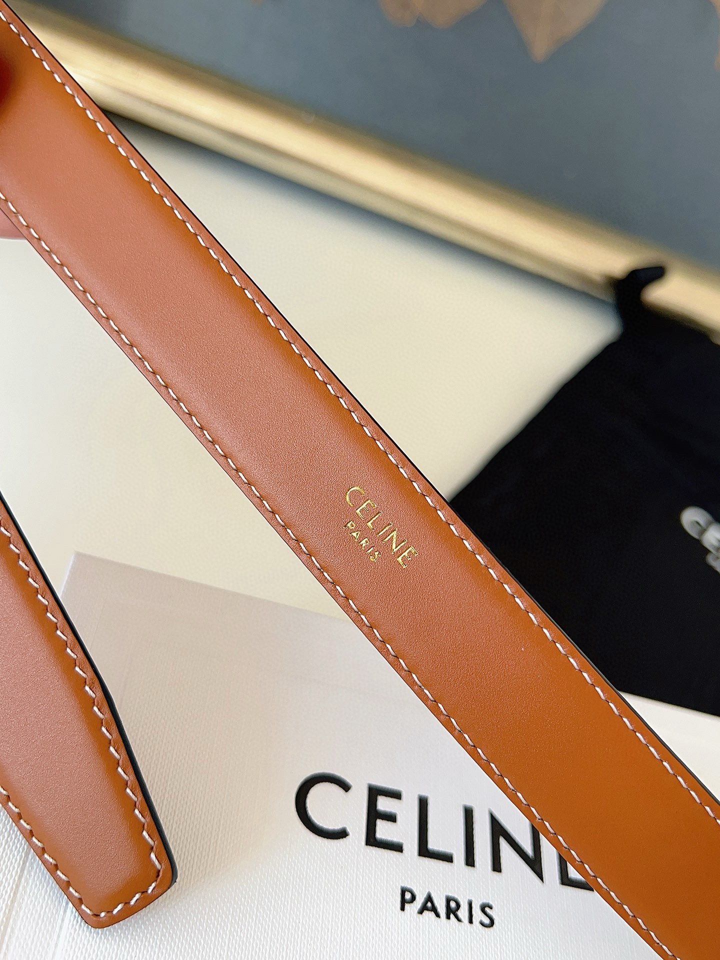 赛琳Céline 凯旋门TRIOMPHE
TAURILLON皮革 牛剖层革衬里 ，中腰 金色饰面
宽度：1英寸（2.5cm）腰带
不可拆卸TRIOMPHE 搭扣  P160