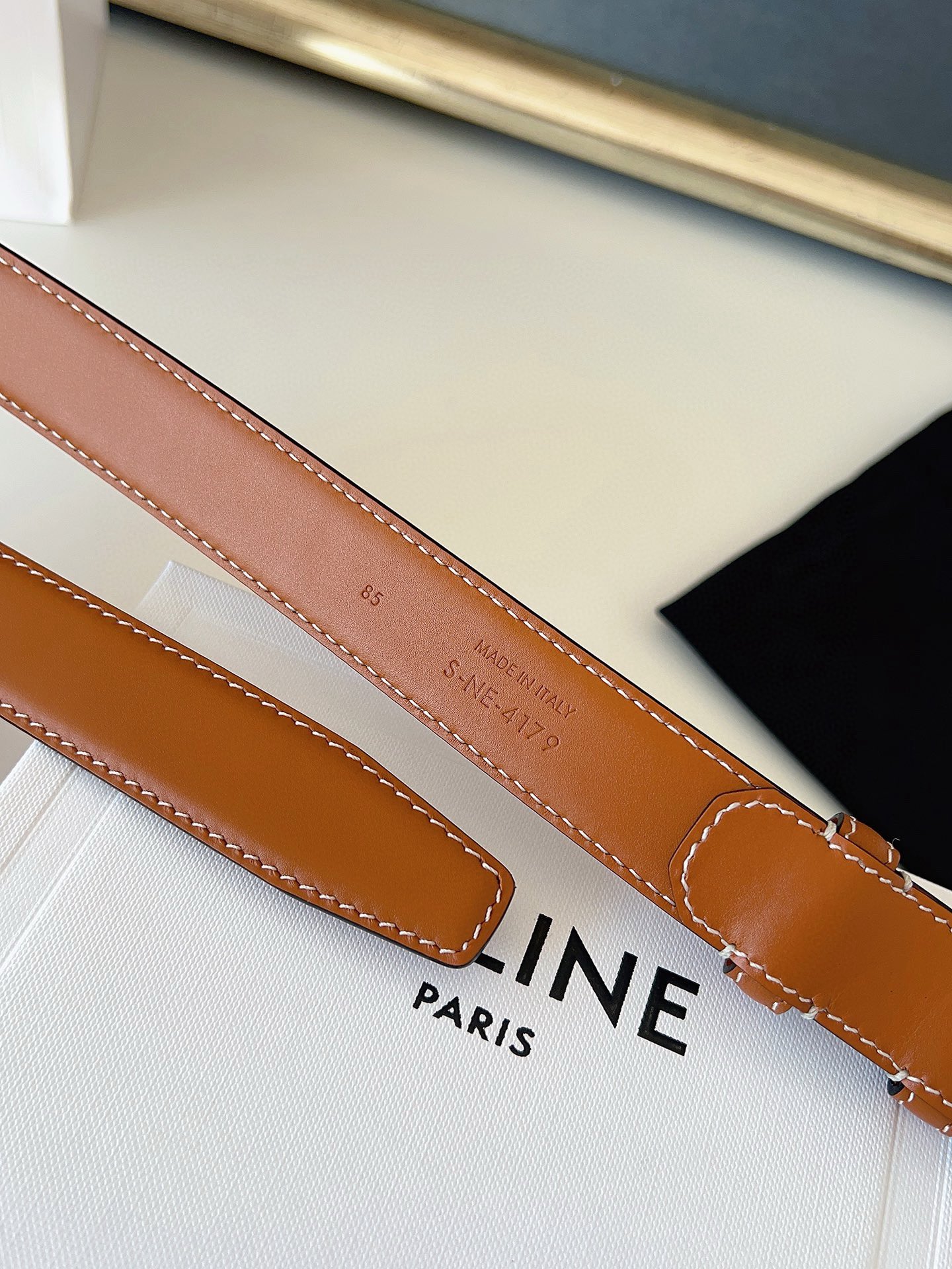 赛琳Céline 凯旋门TRIOMPHE
TAURILLON皮革 牛剖层革衬里 ，中腰 金色饰面
宽度：1英寸（2.5cm）腰带
不可拆卸TRIOMPHE 搭扣  P160