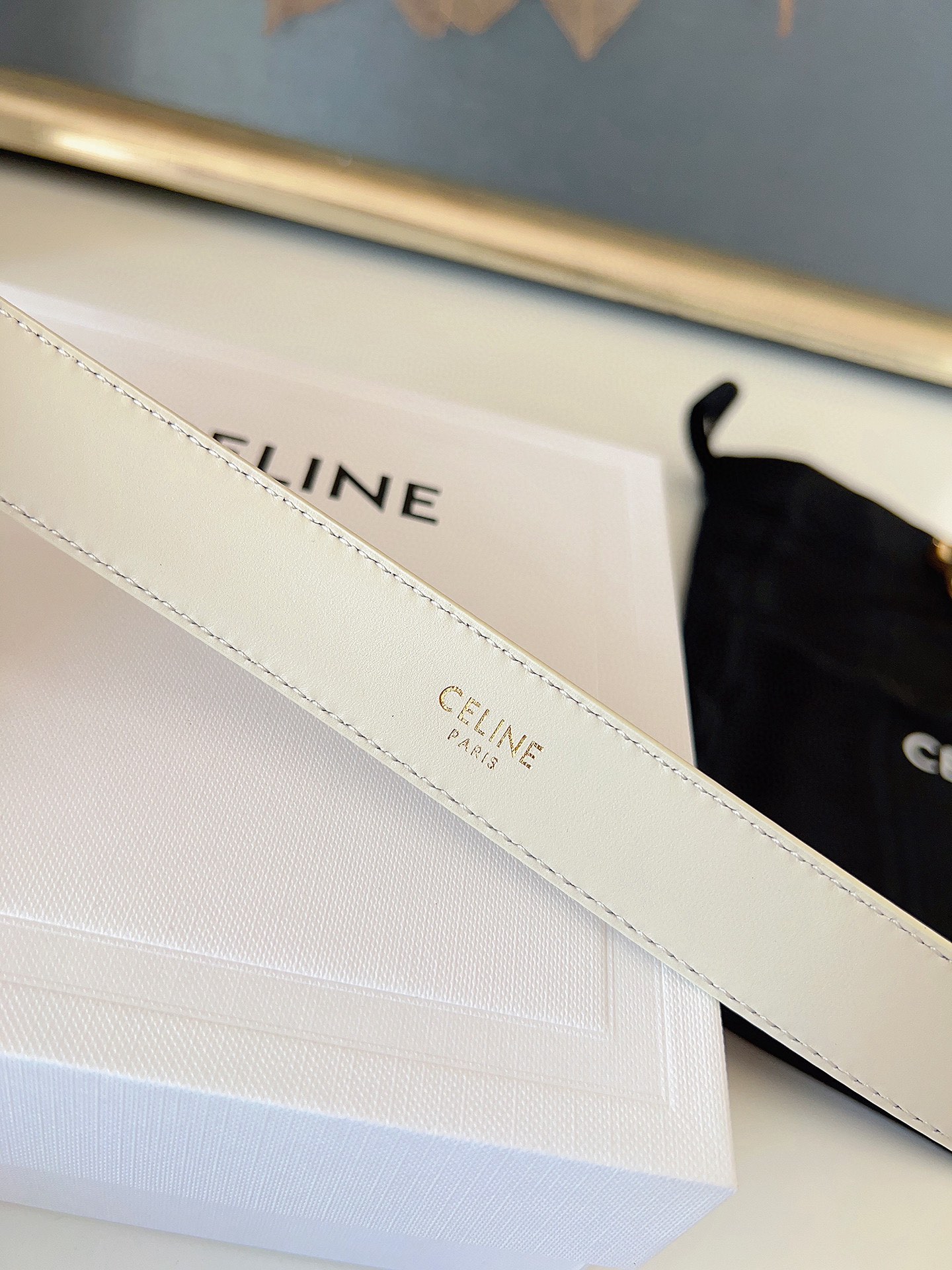 赛琳Céline 凯旋门TRIOMPHE
TAURILLON皮革 牛剖层革衬里 ，中腰 金色饰面
宽度：1英寸（2.5cm）腰带
不可拆卸TRIOMPHE 搭扣  P160