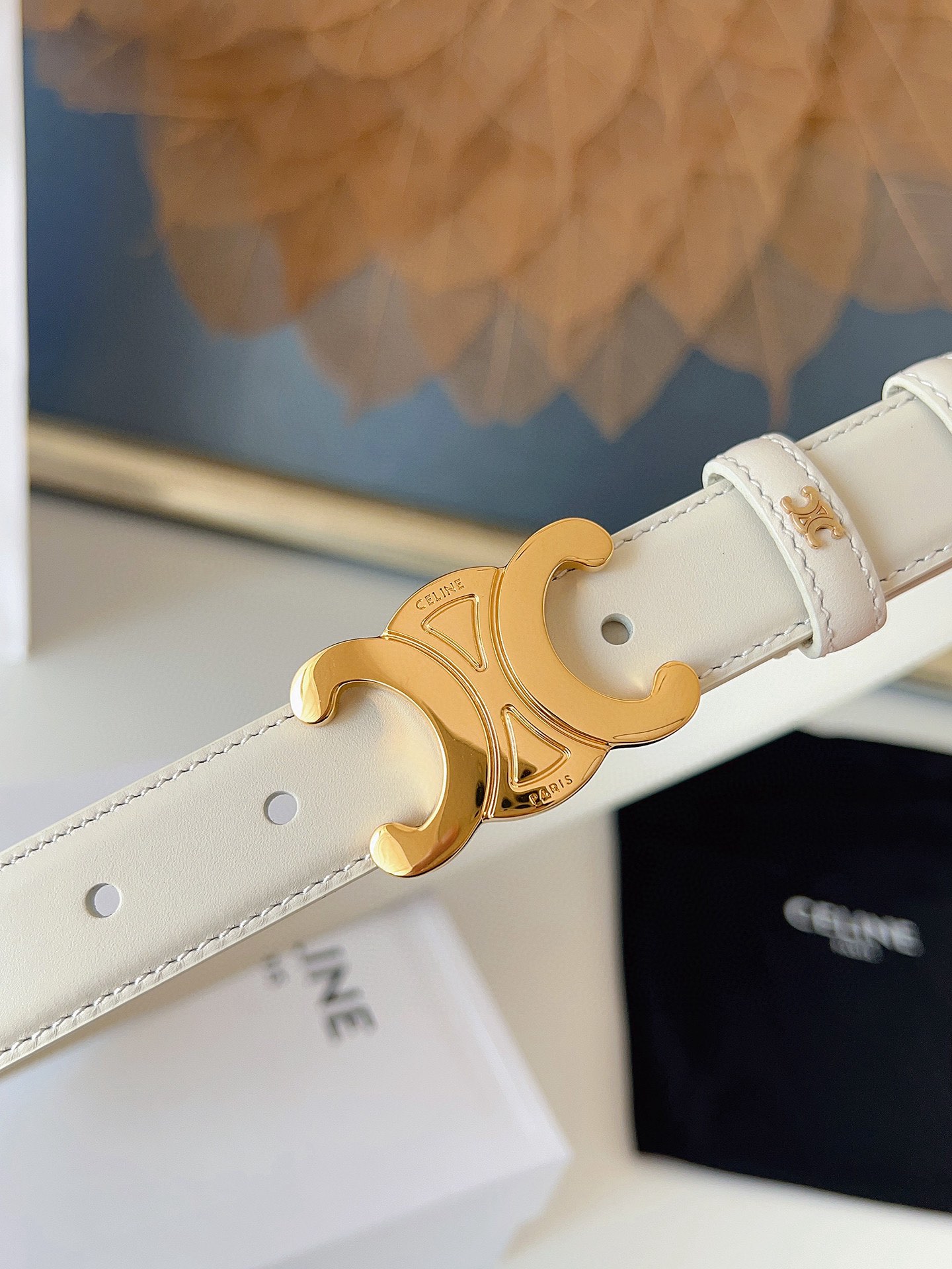 赛琳Céline 凯旋门TRIOMPHE
TAURILLON皮革 牛剖层革衬里 ，中腰 金色饰面
宽度：1英寸（2.5cm）腰带
不可拆卸TRIOMPHE 搭扣  P160