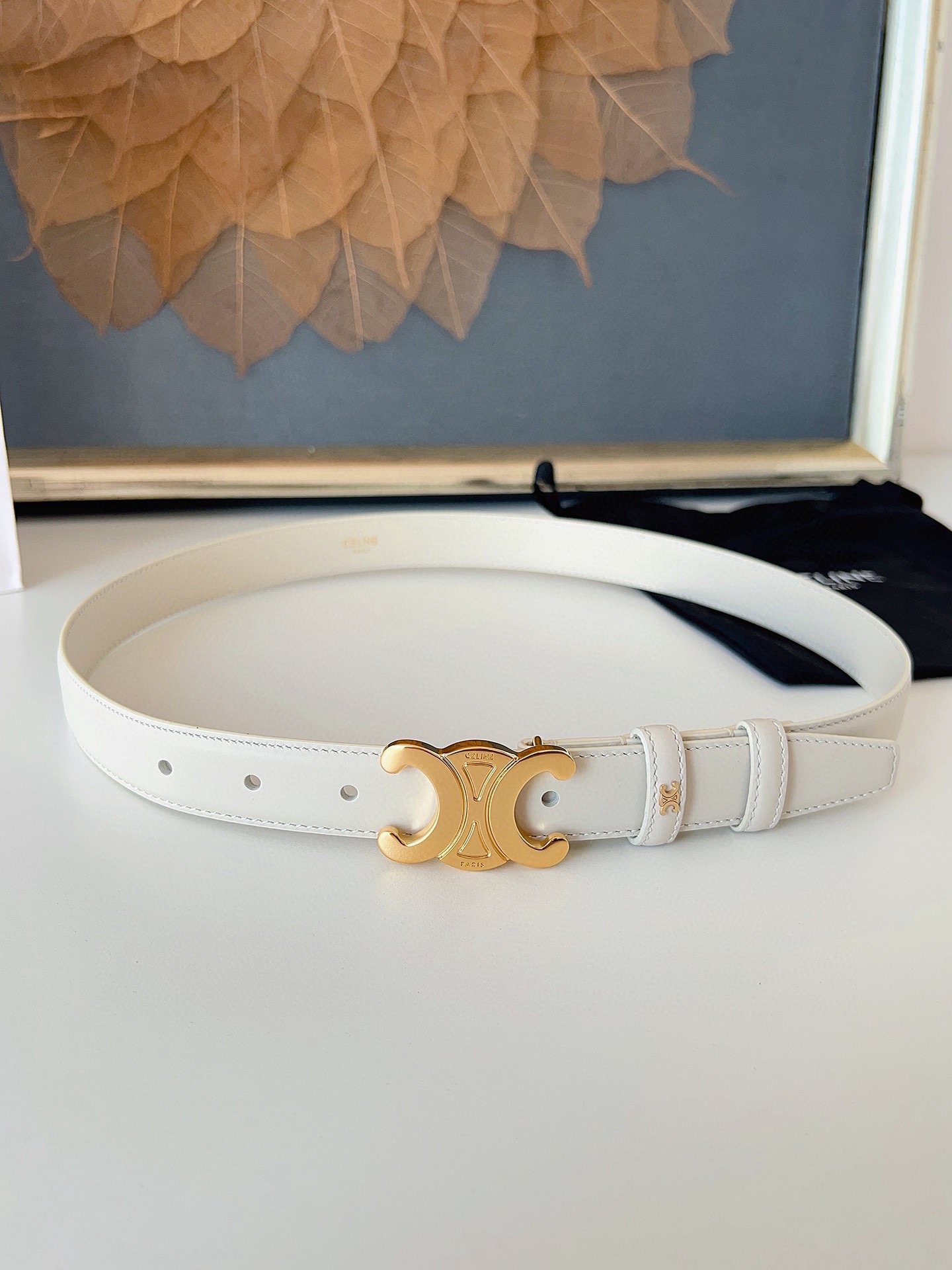 赛琳Céline 凯旋门TRIOMPHE
TAURILLON皮革 牛剖层革衬里 ，中腰 金色饰面
宽度：1英寸（2.5cm）腰带
不可拆卸TRIOMPHE 搭扣  P160