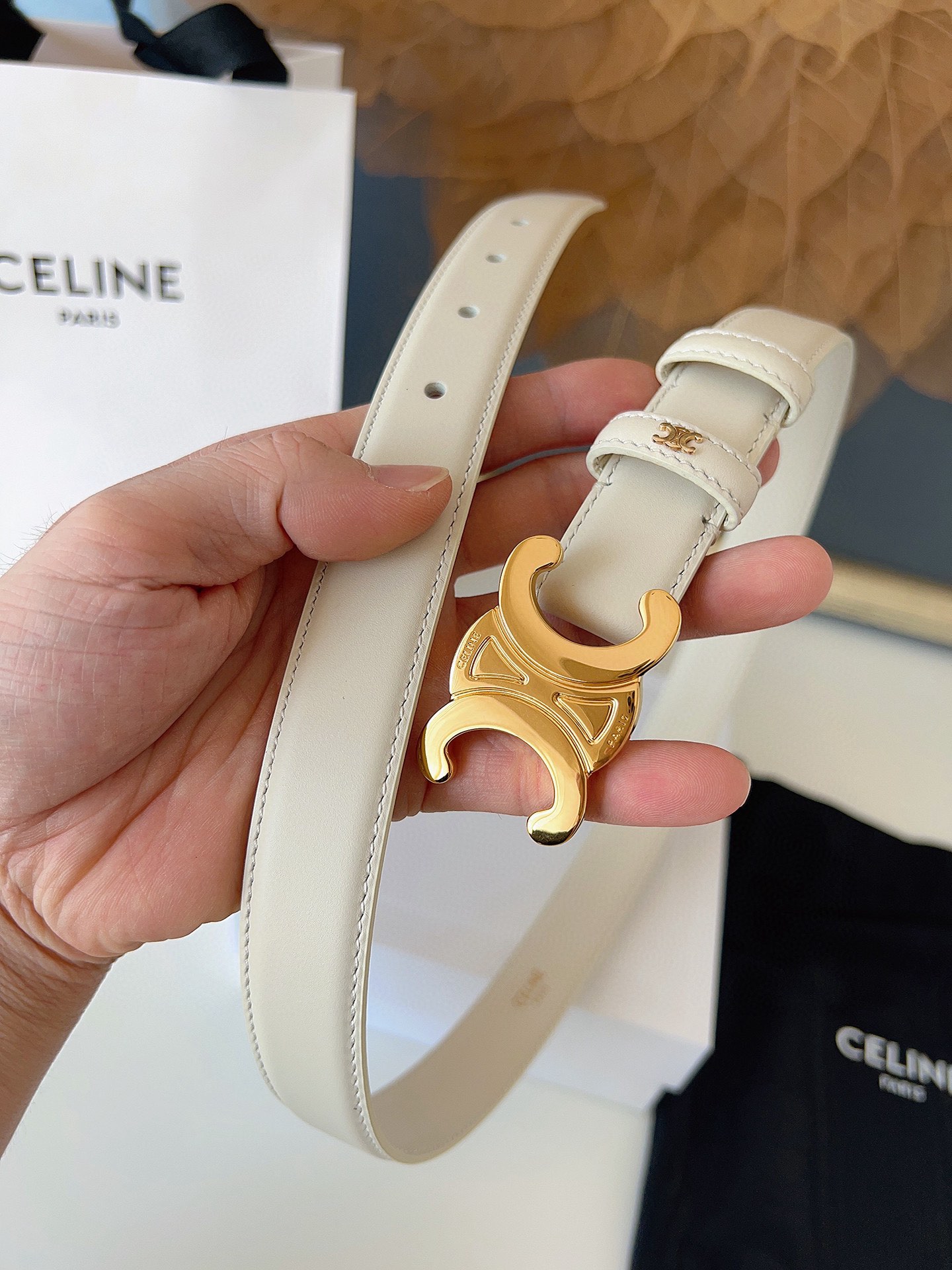 赛琳Céline 凯旋门TRIOMPHE
TAURILLON皮革 牛剖层革衬里 ，中腰 金色饰面
宽度：1英寸（2.5cm）腰带
不可拆卸TRIOMPHE 搭扣  P160