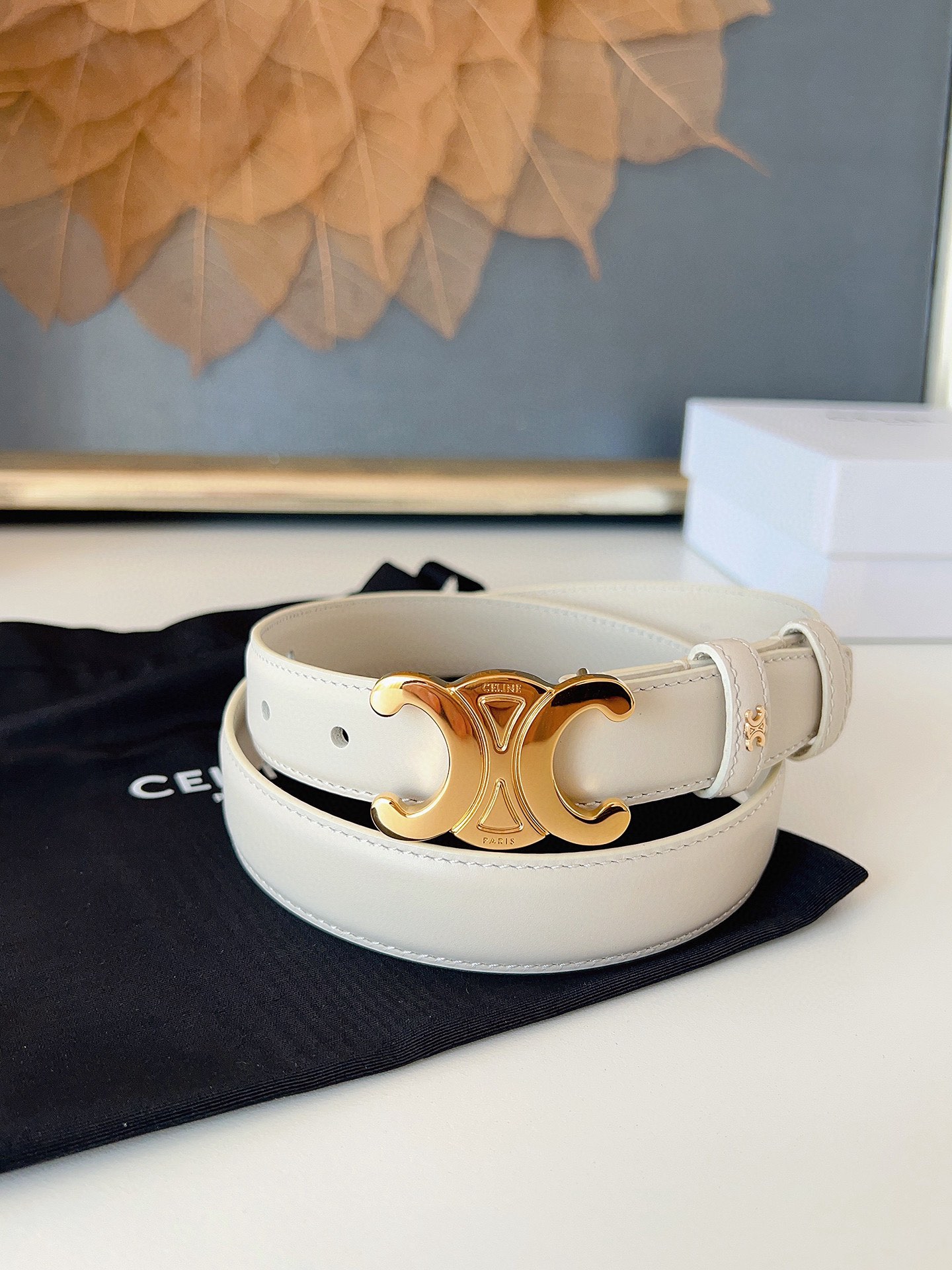 赛琳Céline 凯旋门TRIOMPHE
TAURILLON皮革 牛剖层革衬里 ，中腰 金色饰面
宽度：1英寸（2.5cm）腰带
不可拆卸TRIOMPHE 搭扣  P160