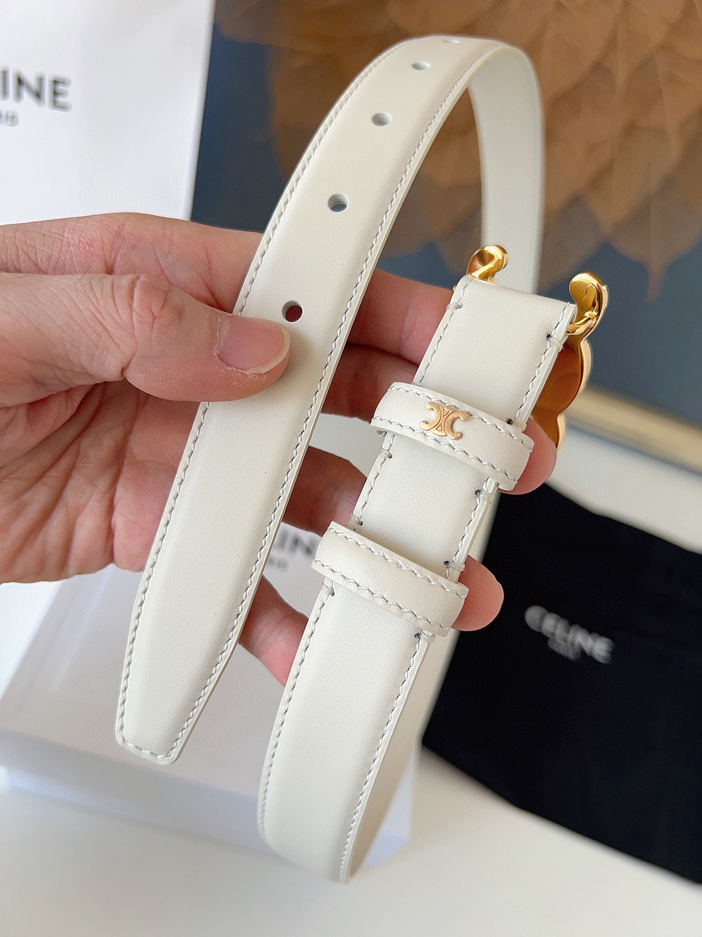 赛琳Céline 凯旋门TRIOMPHE
TAURILLON皮革 牛剖层革衬里 ，中腰 金色饰面
宽度：1英寸（2.5cm）腰带
不可拆卸TRIOMPHE 搭扣  P160