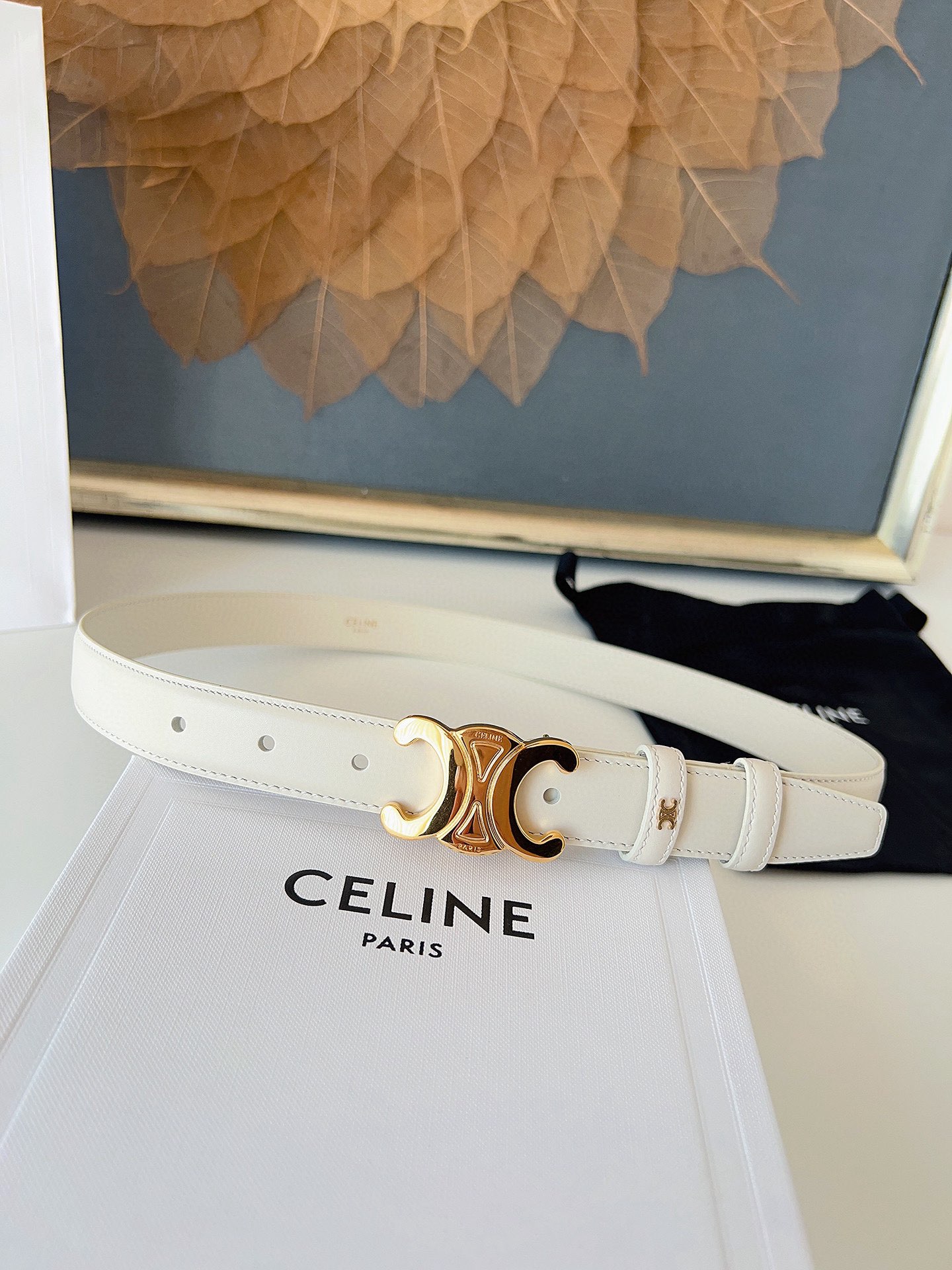 赛琳Céline 凯旋门TRIOMPHE
TAURILLON皮革 牛剖层革衬里 ，中腰 金色饰面
宽度：1英寸（2.5cm）腰带
不可拆卸TRIOMPHE 搭扣  P160