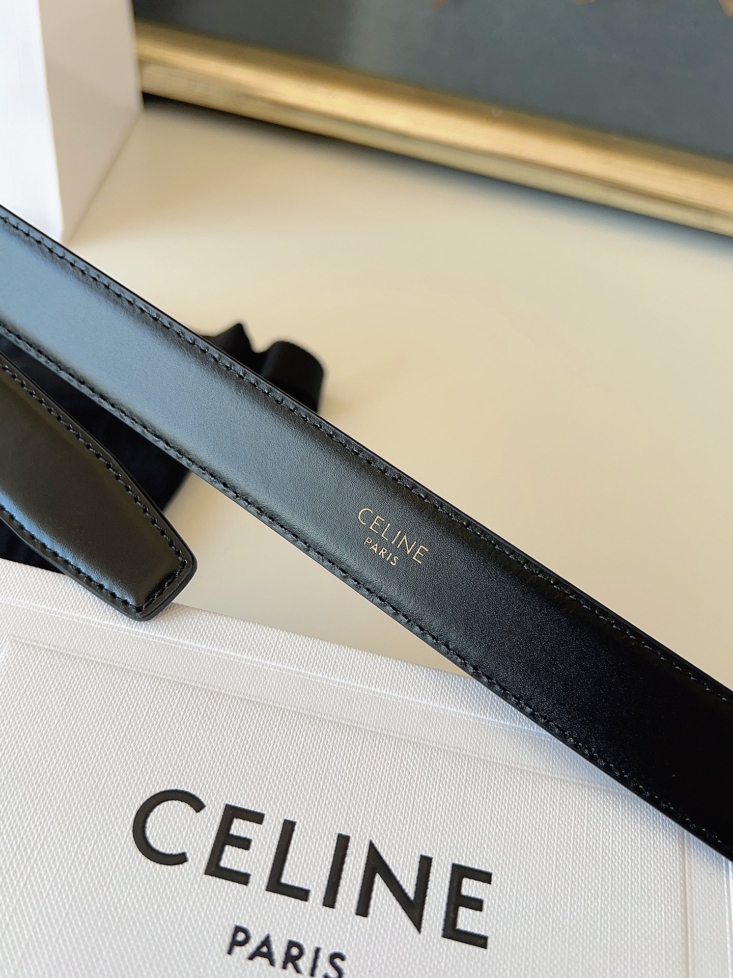 赛琳Céline 凯旋门TRIOMPHE
TAURILLON皮革 牛剖层革衬里 ，中腰 金色饰面
宽度：1英寸（2.5cm）腰带
不可拆卸TRIOMPHE 搭扣  P160