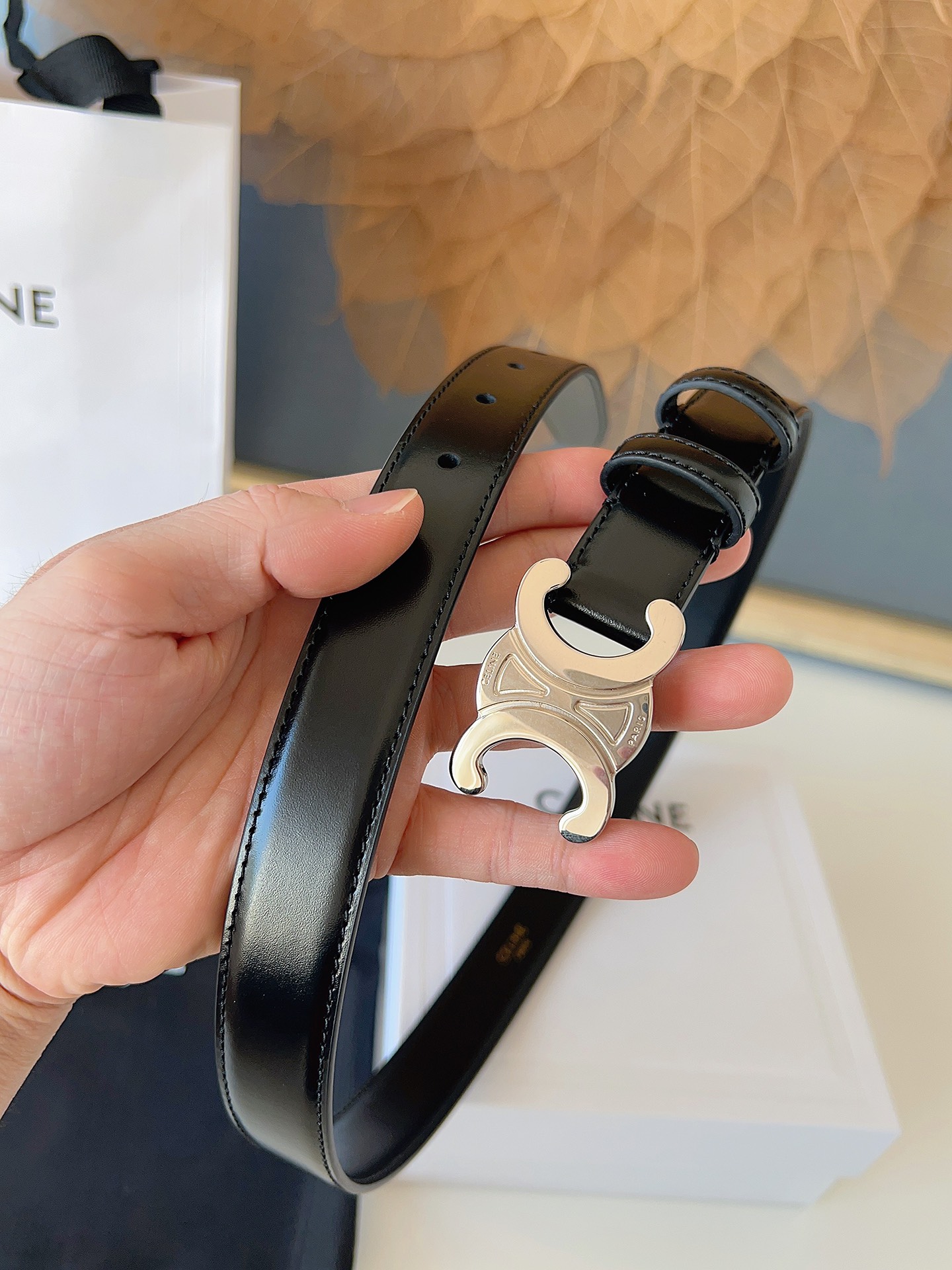 赛琳Céline 凯旋门TRIOMPHE
TAURILLON皮革 牛剖层革衬里 ，中腰 金色饰面
宽度：1英寸（2.5cm）腰带
不可拆卸TRIOMPHE 搭扣  P160