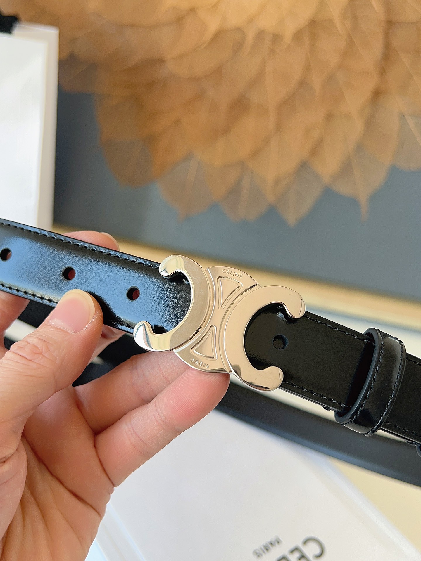 赛琳Céline 凯旋门TRIOMPHE
TAURILLON皮革 牛剖层革衬里 ，中腰 金色饰面
宽度：1英寸（2.5cm）腰带
不可拆卸TRIOMPHE 搭扣  P160