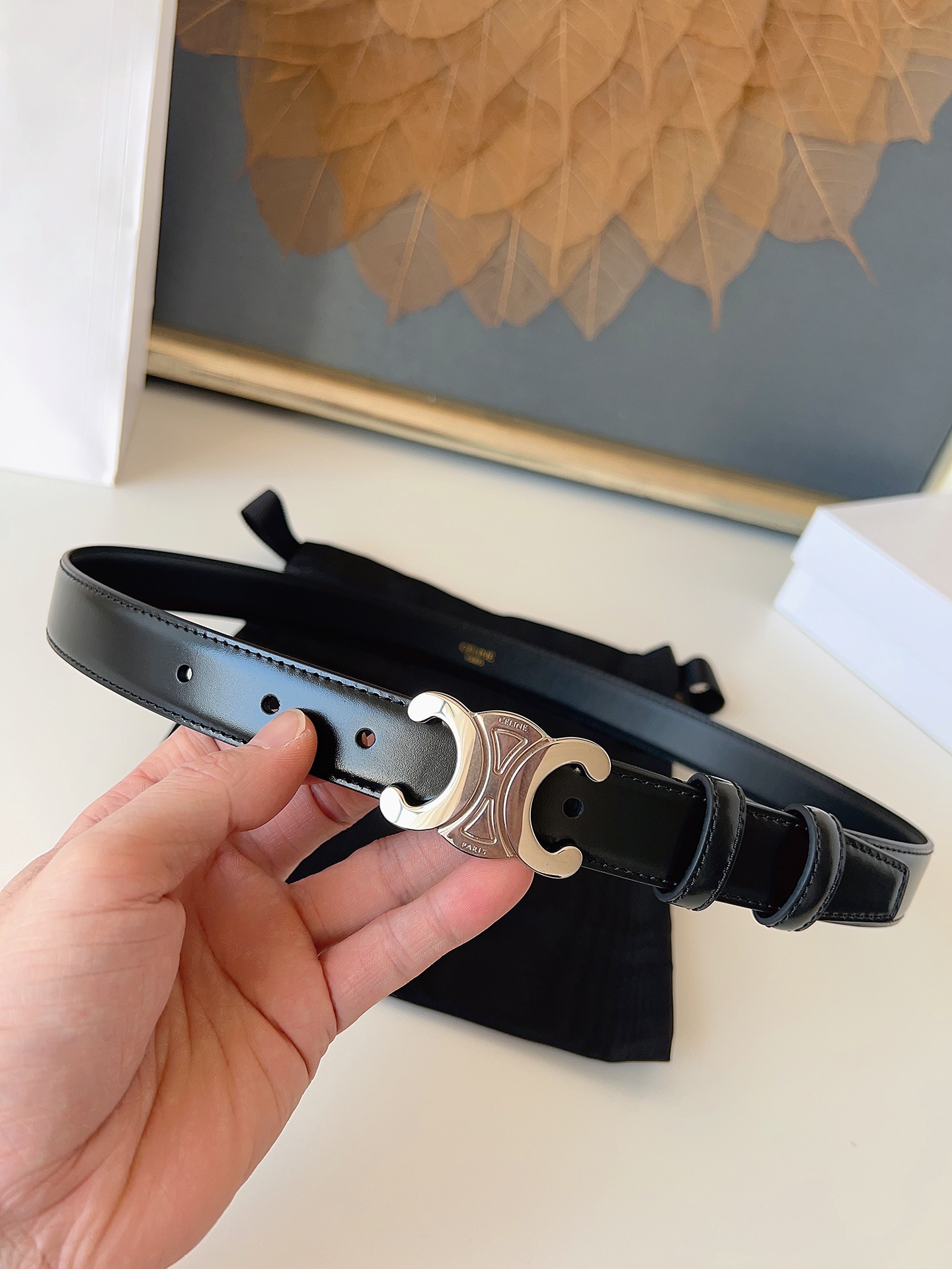 赛琳Céline 凯旋门TRIOMPHE
TAURILLON皮革 牛剖层革衬里 ，中腰 金色饰面
宽度：1英寸（2.5cm）腰带
不可拆卸TRIOMPHE 搭扣  P160