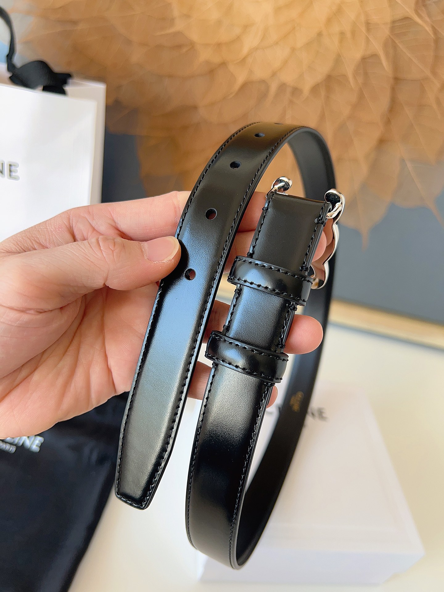 赛琳Céline 凯旋门TRIOMPHE
TAURILLON皮革 牛剖层革衬里 ，中腰 金色饰面
宽度：1英寸（2.5cm）腰带
不可拆卸TRIOMPHE 搭扣  P160