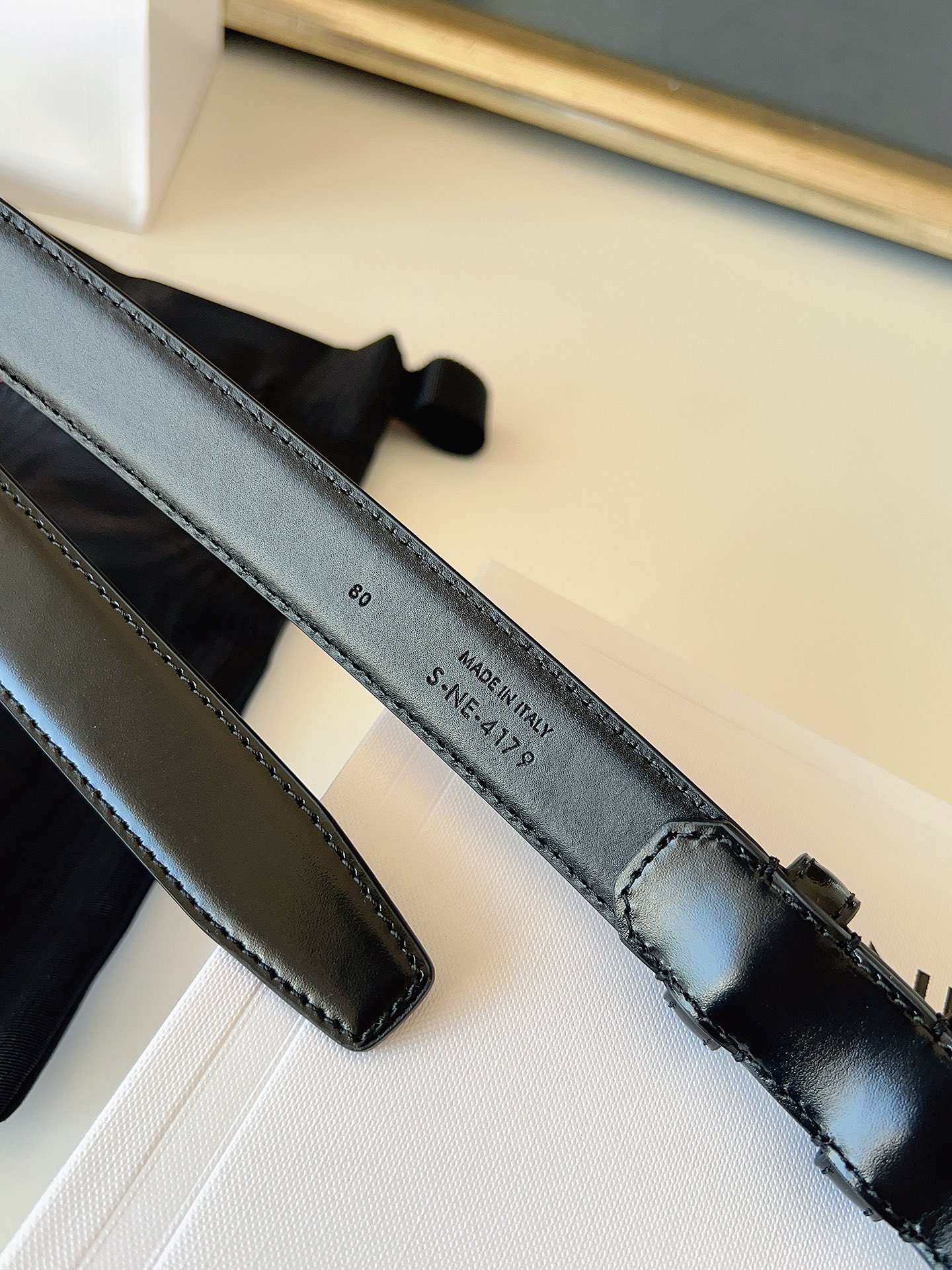 赛琳Céline 凯旋门TRIOMPHE
TAURILLON皮革 牛剖层革衬里 ，中腰 金色饰面
宽度：1英寸（2.5cm）腰带
不可拆卸TRIOMPHE 搭扣  P160