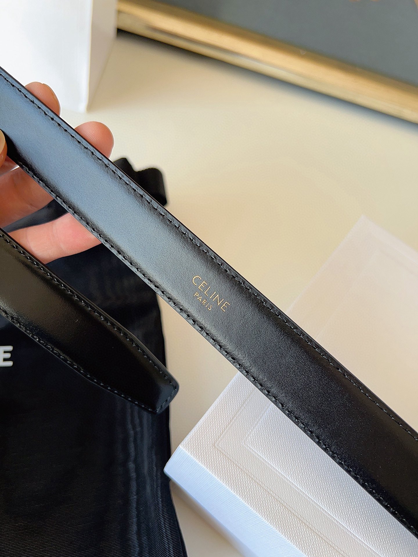 赛琳C&eacute;line 凯旋门TRIOMPHE
TAURILLON皮革 牛剖层革衬里 ，中腰 金色饰面
宽度：1英寸（2.5cm）腰带
不可拆卸TRIOMPHE 搭扣  P160