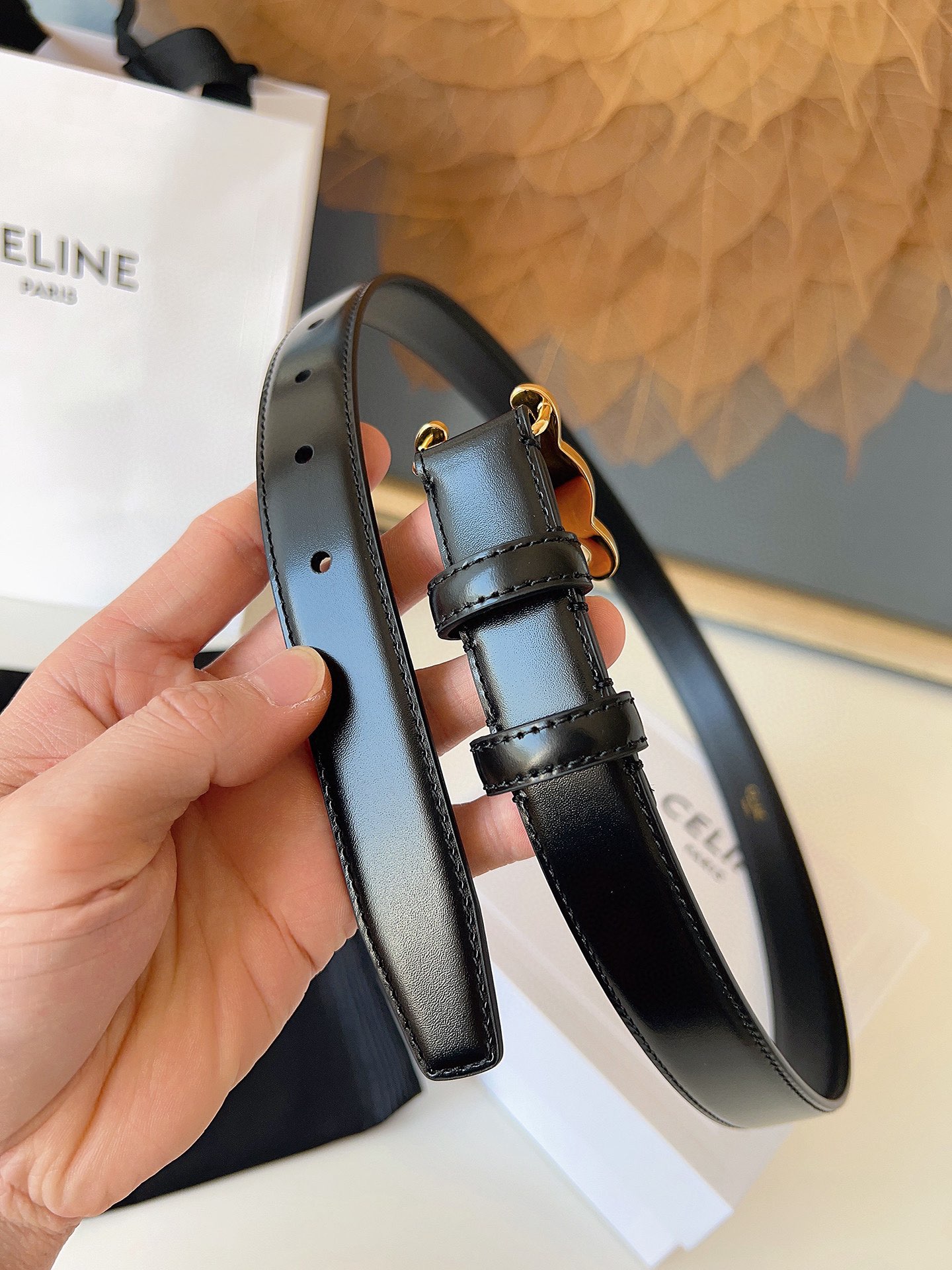 赛琳C&eacute;line 凯旋门TRIOMPHE
TAURILLON皮革 牛剖层革衬里 ，中腰 金色饰面
宽度：1英寸（2.5cm）腰带
不可拆卸TRIOMPHE 搭扣  P160