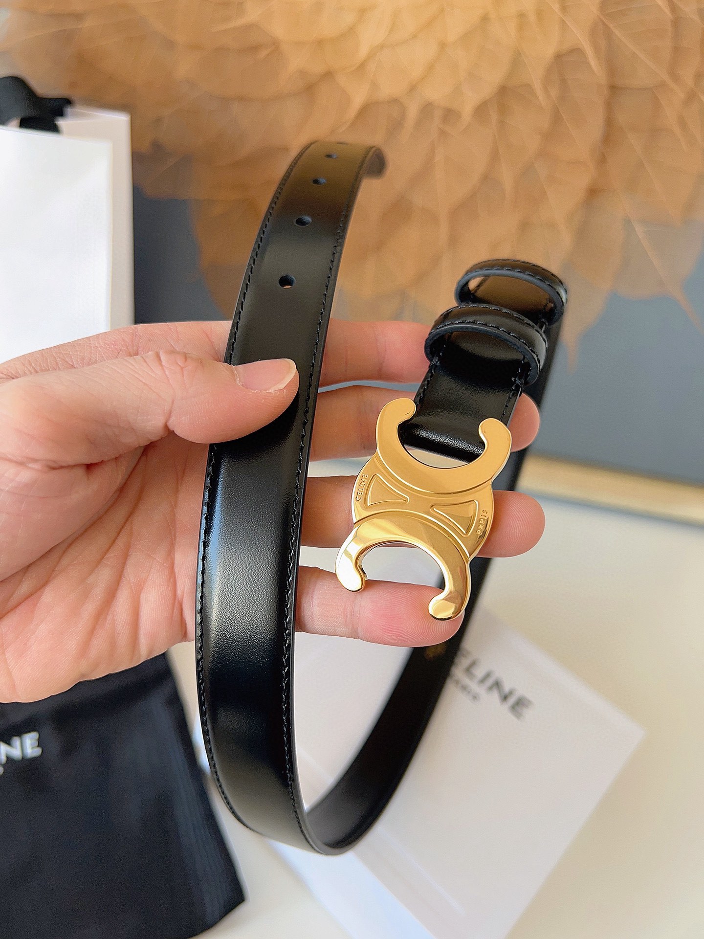 赛琳C&eacute;line 凯旋门TRIOMPHE
TAURILLON皮革 牛剖层革衬里 ，中腰 金色饰面
宽度：1英寸（2.5cm）腰带
不可拆卸TRIOMPHE 搭扣  P160