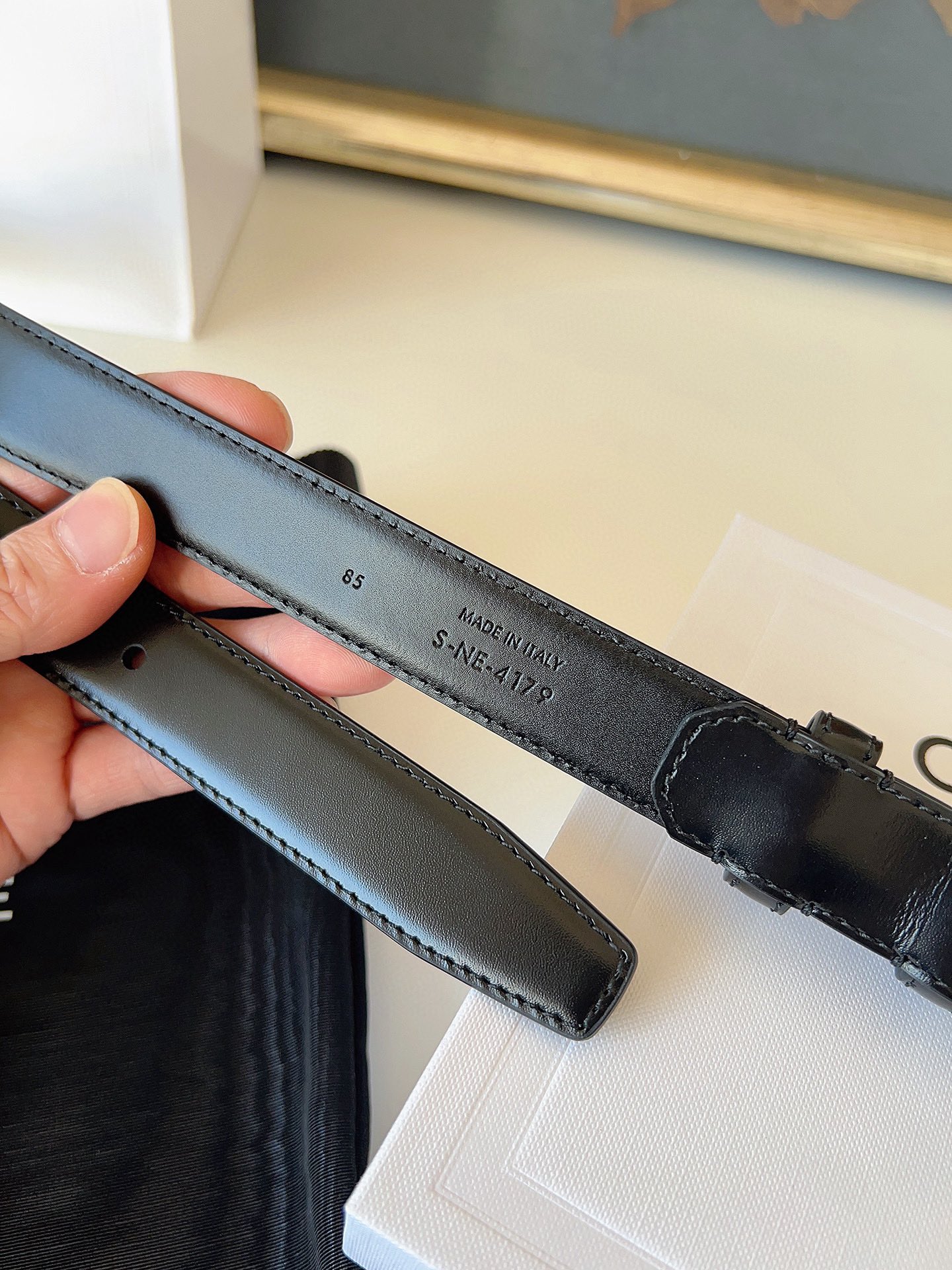 赛琳C&eacute;line 凯旋门TRIOMPHE
TAURILLON皮革 牛剖层革衬里 ，中腰 金色饰面
宽度：1英寸（2.5cm）腰带
不可拆卸TRIOMPHE 搭扣  P160