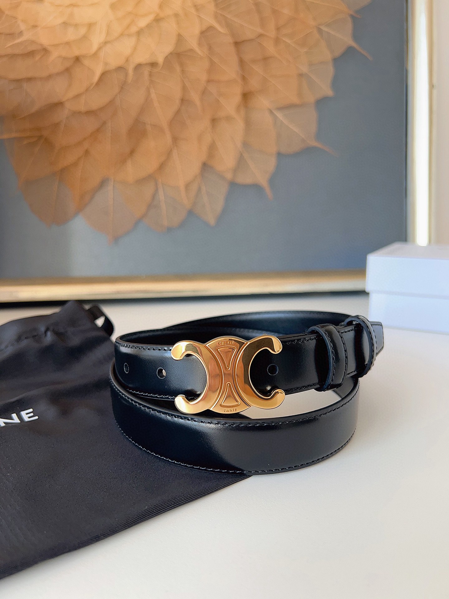 赛琳C&eacute;line 凯旋门TRIOMPHE
TAURILLON皮革 牛剖层革衬里 ，中腰 金色饰面
宽度：1英寸（2.5cm）腰带
不可拆卸TRIOMPHE 搭扣  P160