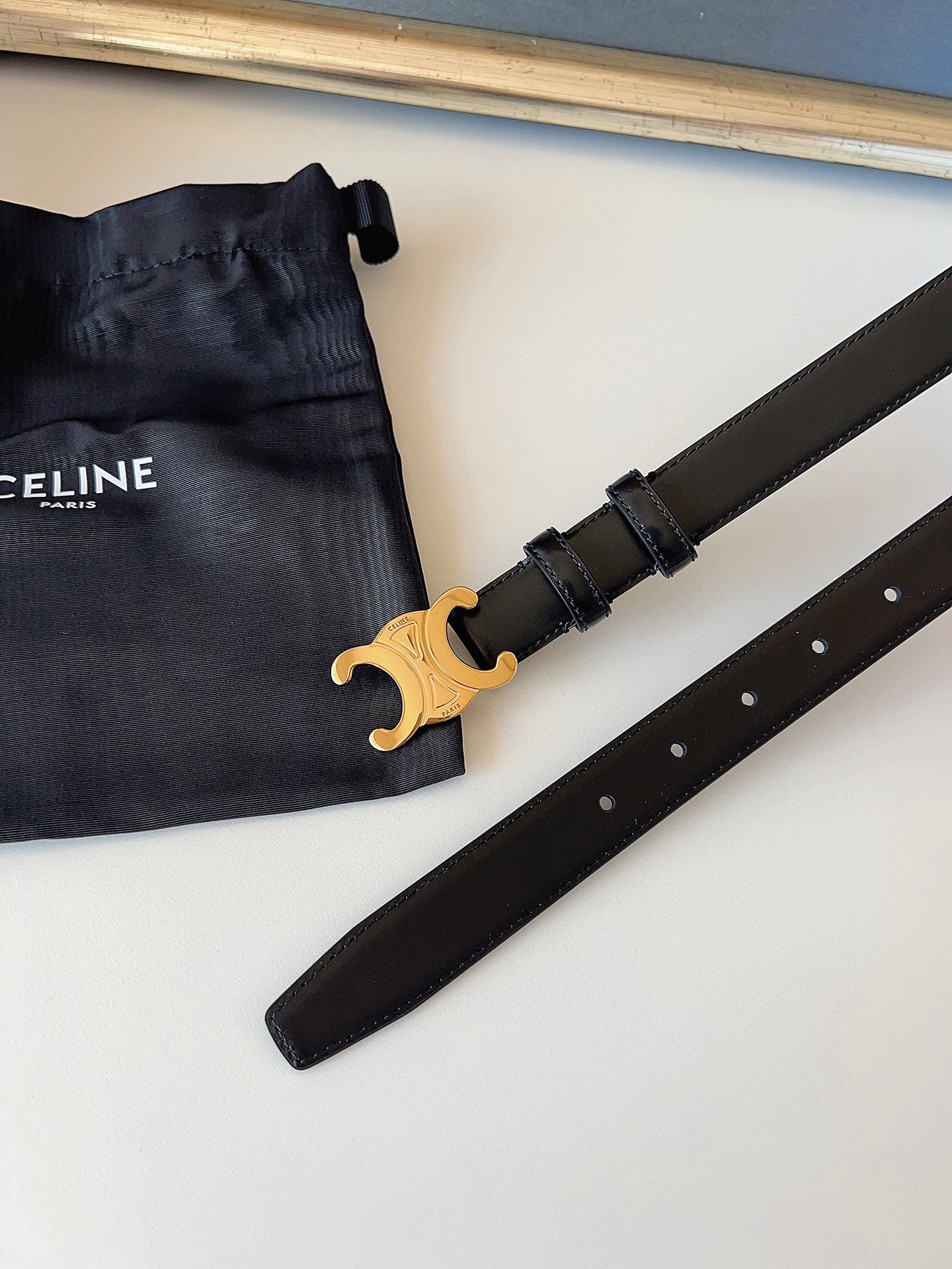 赛琳C&eacute;line 凯旋门TRIOMPHE
TAURILLON皮革 牛剖层革衬里 ，中腰 金色饰面
宽度：1英寸（2.5cm）腰带
不可拆卸TRIOMPHE 搭扣  P160