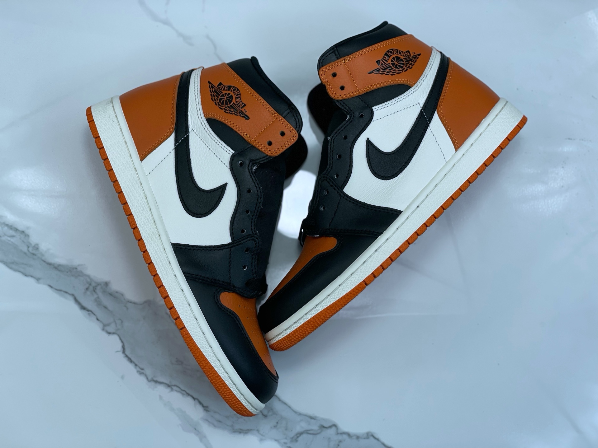 公司级💰280
Air Jordan 1 High OG“Shattered Backboard”
扣碎篮板 AJ1 即将回归!鞋盒有点不一样…
可能是人气最高的非 OG 元年配色了。以当年 Michael Jordan 意大利之行表演赛中将篮板扣碎时的球衣配色为主题,橙色色调的加入,成为了「扣碎篮板」别具一格的视觉标志。基于这个配色方案,扣碎篮板也发展出了后续的多个版本,但这一次回归的,也是人气最高的初代「扣碎篮板 1.0」。采用了白黑橙三色呈现,既有 Air Jordan 1 经典的黑白双色调,又有富有质感的皮革鞋面,而橙色包围鞋头和后跟营造了亮眼的 “扣碎篮板” 主题。2025 款的 Air Jordan 1 High OG“Shattered Backboard” 基本还原了初代原汁原味的设计,但是鞋盒则更具细节。鞋盒在原版的基础上,加入了 “扣碎” 的玻璃裂痕,迎合了主题,带来更为丰富的故事性。
货号:DZ5485-008
码数:36-47.5