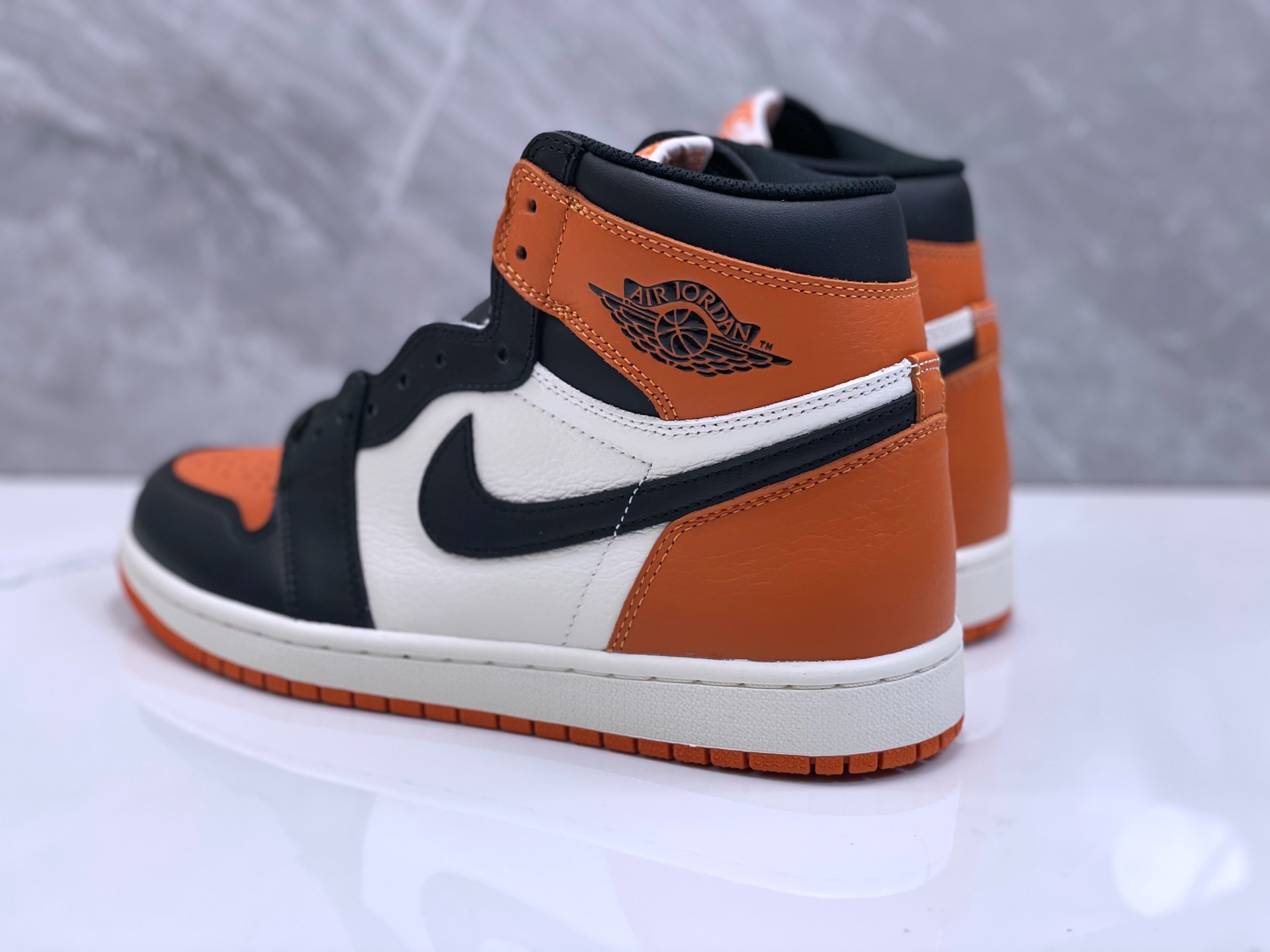 公司级💰280
Air Jordan 1 High OG“Shattered Backboard”
扣碎篮板 AJ1 即将回归!鞋盒有点不一样…
可能是人气最高的非 OG 元年配色了。以当年 Michael Jordan 意大利之行表演赛中将篮板扣碎时的球衣配色为主题,橙色色调的加入,成为了「扣碎篮板」别具一格的视觉标志。基于这个配色方案,扣碎篮板也发展出了后续的多个版本,但这一次回归的,也是人气最高的初代「扣碎篮板 1.0」。采用了白黑橙三色呈现,既有 Air Jordan 1 经典的黑白双色调,又有富有质感的皮革鞋面,而橙色包围鞋头和后跟营造了亮眼的 “扣碎篮板” 主题。2025 款的 Air Jordan 1 High OG“Shattered Backboard” 基本还原了初代原汁原味的设计,但是鞋盒则更具细节。鞋盒在原版的基础上,加入了 “扣碎” 的玻璃裂痕,迎合了主题,带来更为丰富的故事性。
货号:DZ5485-008
码数:36-47.5