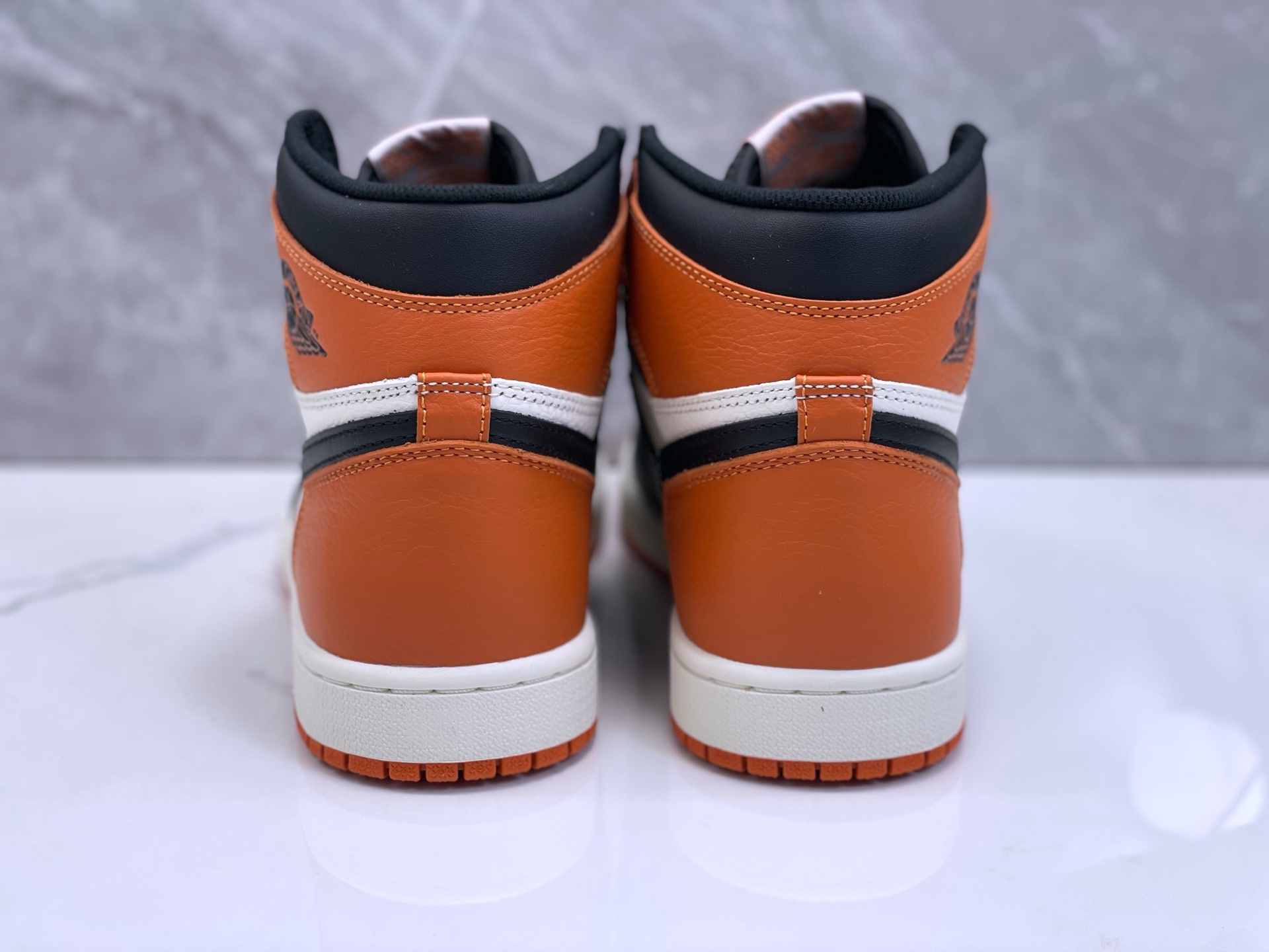 公司级💰280
Air Jordan 1 High OG“Shattered Backboard”
扣碎篮板 AJ1 即将回归!鞋盒有点不一样…
可能是人气最高的非 OG 元年配色了。以当年 Michael Jordan 意大利之行表演赛中将篮板扣碎时的球衣配色为主题,橙色色调的加入,成为了「扣碎篮板」别具一格的视觉标志。基于这个配色方案,扣碎篮板也发展出了后续的多个版本,但这一次回归的,也是人气最高的初代「扣碎篮板 1.0」。采用了白黑橙三色呈现,既有 Air Jordan 1 经典的黑白双色调,又有富有质感的皮革鞋面,而橙色包围鞋头和后跟营造了亮眼的 “扣碎篮板” 主题。2025 款的 Air Jordan 1 High OG“Shattered Backboard” 基本还原了初代原汁原味的设计,但是鞋盒则更具细节。鞋盒在原版的基础上,加入了 “扣碎” 的玻璃裂痕,迎合了主题,带来更为丰富的故事性。
货号:DZ5485-008
码数:36-47.5
