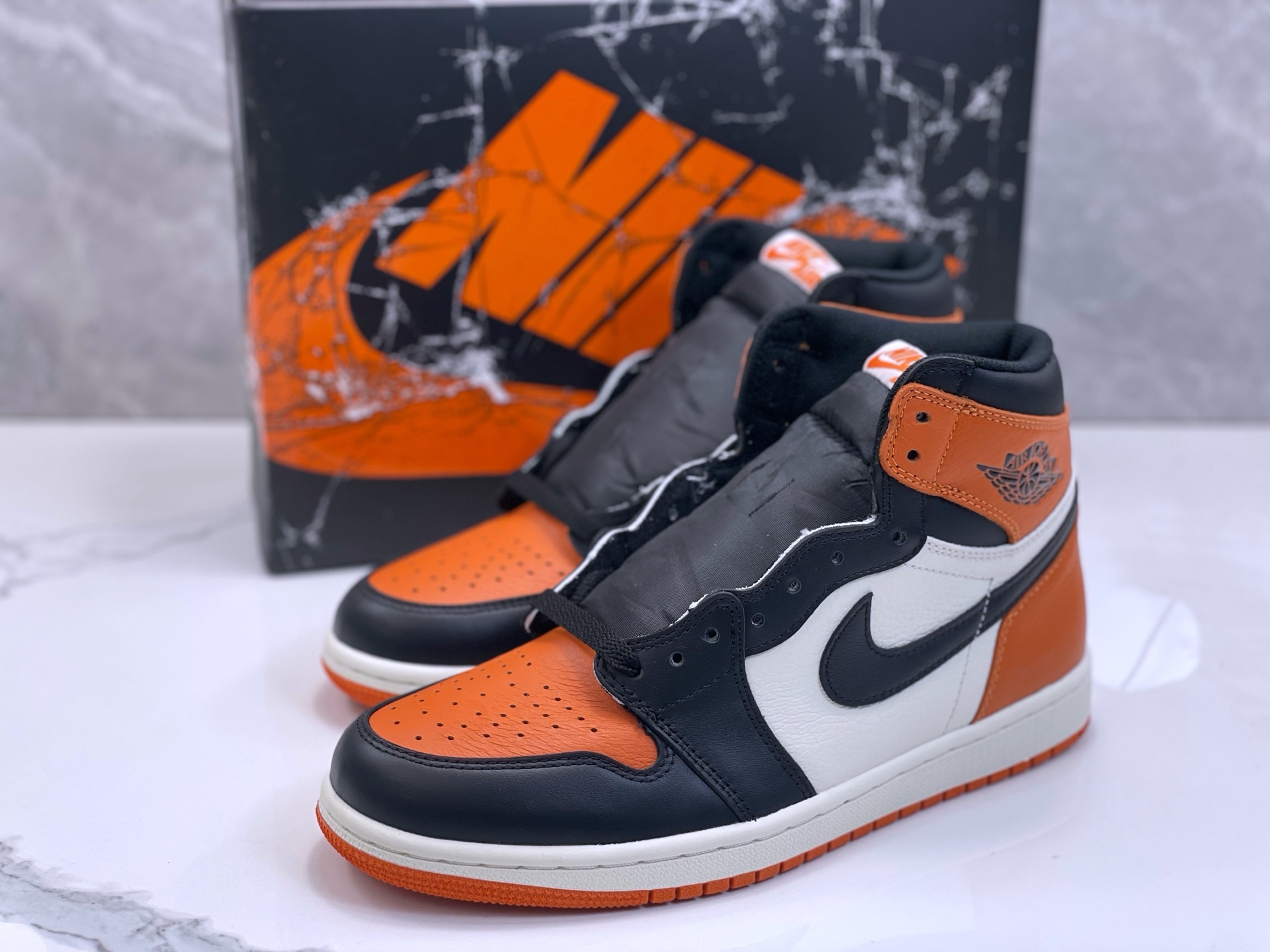 公司级💰280
Air Jordan 1 High OG“Shattered Backboard”
扣碎篮板 AJ1 即将回归!鞋盒有点不一样…
可能是人气最高的非 OG 元年配色了。以当年 Michael Jordan 意大利之行表演赛中将篮板扣碎时的球衣配色为主题,橙色色调的加入,成为了「扣碎篮板」别具一格的视觉标志。基于这个配色方案,扣碎篮板也发展出了后续的多个版本,但这一次回归的,也是人气最高的初代「扣碎篮板 1.0」。采用了白黑橙三色呈现,既有 Air Jordan 1 经典的黑白双色调,又有富有质感的皮革鞋面,而橙色包围鞋头和后跟营造了亮眼的 “扣碎篮板” 主题。2025 款的 Air Jordan 1 High OG“Shattered Backboard” 基本还原了初代原汁原味的设计,但是鞋盒则更具细节。鞋盒在原版的基础上,加入了 “扣碎” 的玻璃裂痕,迎合了主题,带来更为丰富的故事性。
货号:DZ5485-008
码数:36-47.5