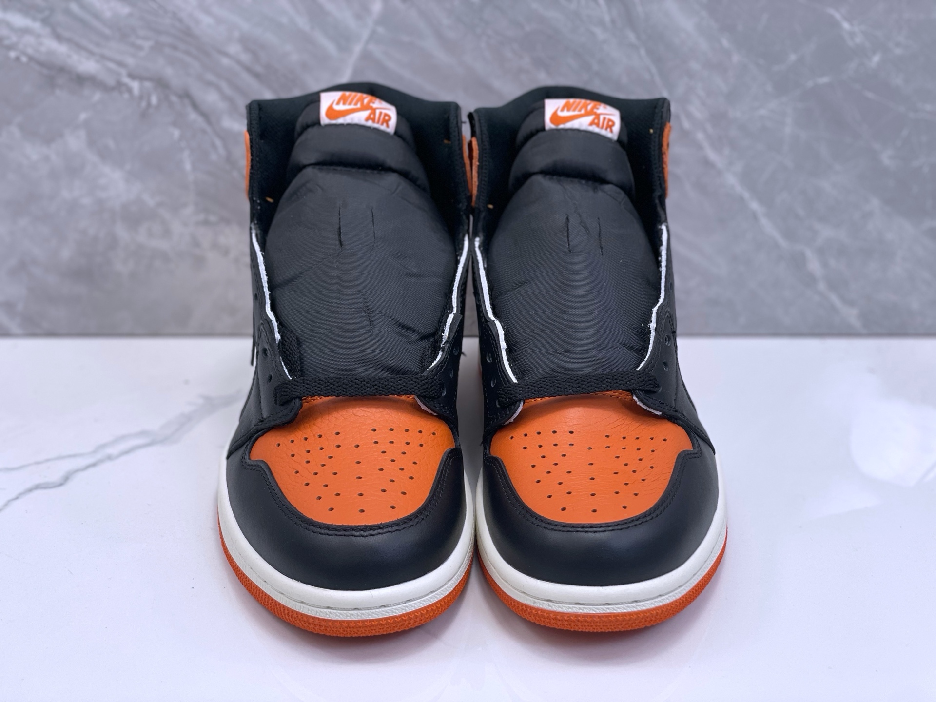 公司级💰280
Air Jordan 1 High OG“Shattered Backboard”
扣碎篮板 AJ1 即将回归!鞋盒有点不一样…
可能是人气最高的非 OG 元年配色了。以当年 Michael Jordan 意大利之行表演赛中将篮板扣碎时的球衣配色为主题,橙色色调的加入,成为了「扣碎篮板」别具一格的视觉标志。基于这个配色方案,扣碎篮板也发展出了后续的多个版本,但这一次回归的,也是人气最高的初代「扣碎篮板 1.0」。采用了白黑橙三色呈现,既有 Air Jordan 1 经典的黑白双色调,又有富有质感的皮革鞋面,而橙色包围鞋头和后跟营造了亮眼的 “扣碎篮板” 主题。2025 款的 Air Jordan 1 High OG“Shattered Backboard” 基本还原了初代原汁原味的设计,但是鞋盒则更具细节。鞋盒在原版的基础上,加入了 “扣碎” 的玻璃裂痕,迎合了主题,带来更为丰富的故事性。
货号:DZ5485-008
码数:36-47.5