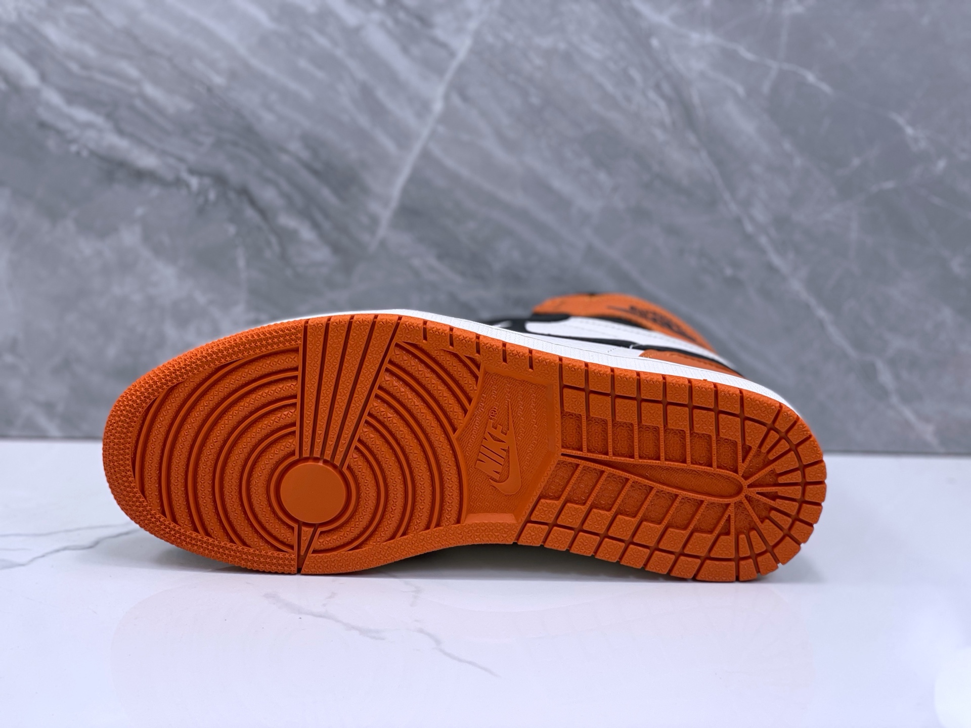 公司级💰280
Air Jordan 1 High OG“Shattered Backboard”
扣碎篮板 AJ1 即将回归!鞋盒有点不一样…
可能是人气最高的非 OG 元年配色了。以当年 Michael Jordan 意大利之行表演赛中将篮板扣碎时的球衣配色为主题,橙色色调的加入,成为了「扣碎篮板」别具一格的视觉标志。基于这个配色方案,扣碎篮板也发展出了后续的多个版本,但这一次回归的,也是人气最高的初代「扣碎篮板 1.0」。采用了白黑橙三色呈现,既有 Air Jordan 1 经典的黑白双色调,又有富有质感的皮革鞋面,而橙色包围鞋头和后跟营造了亮眼的 “扣碎篮板” 主题。2025 款的 Air Jordan 1 High OG“Shattered Backboard” 基本还原了初代原汁原味的设计,但是鞋盒则更具细节。鞋盒在原版的基础上,加入了 “扣碎” 的玻璃裂痕,迎合了主题,带来更为丰富的故事性。
货号:DZ5485-008
码数:36-47.5