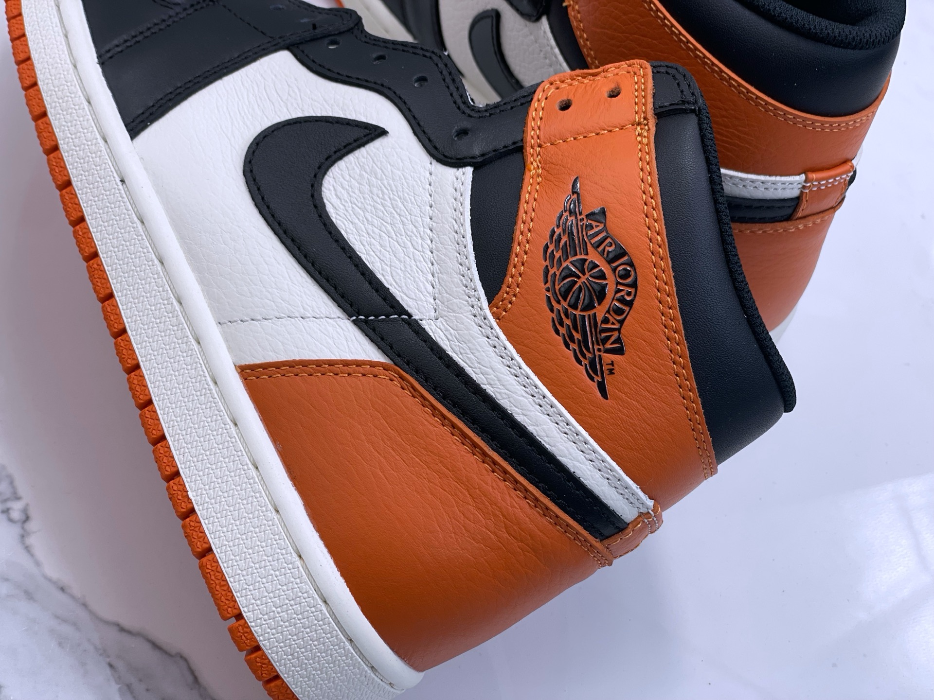 公司级💰280
Air Jordan 1 High OG“Shattered Backboard”
扣碎篮板 AJ1 即将回归!鞋盒有点不一样…
可能是人气最高的非 OG 元年配色了。以当年 Michael Jordan 意大利之行表演赛中将篮板扣碎时的球衣配色为主题,橙色色调的加入,成为了「扣碎篮板」别具一格的视觉标志。基于这个配色方案,扣碎篮板也发展出了后续的多个版本,但这一次回归的,也是人气最高的初代「扣碎篮板 1.0」。采用了白黑橙三色呈现,既有 Air Jordan 1 经典的黑白双色调,又有富有质感的皮革鞋面,而橙色包围鞋头和后跟营造了亮眼的 “扣碎篮板” 主题。2025 款的 Air Jordan 1 High OG“Shattered Backboard” 基本还原了初代原汁原味的设计,但是鞋盒则更具细节。鞋盒在原版的基础上,加入了 “扣碎” 的玻璃裂痕,迎合了主题,带来更为丰富的故事性。
货号:DZ5485-008
码数:36-47.5