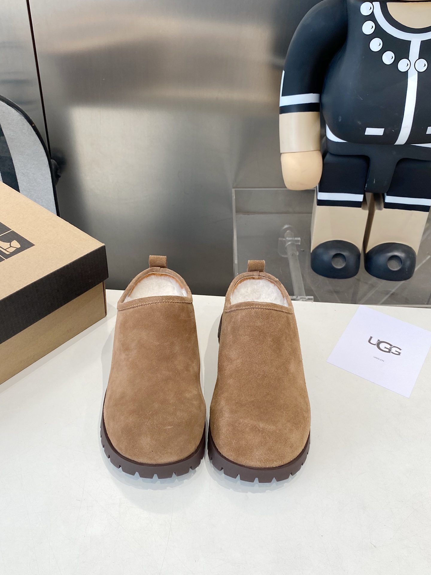 NO:559961,The new potato wool slippers for autumn and winter are so cute and fashionable. They lengthen the legs and are perfect for elongating the legs. They are 5cm taller and have comfortable rubber outsole. They are so warm that I can’t help myself. They are so cute ~ The fluffy wool is imported from Europe. Grade A wool. The upper is cow suede. The lining is wool. The code number is 35-40. Furry shoes are semi-slippers.19860909秋冬新款土豆羊毛拖鞋, 巨显可爱和时髦,拉长腿一绝,5公分的内增高,舒适的橡胶大底,出奇的暖和真的是让我无法自拔真太可爱了～ 毛茸茸的羊毛是选用欧洲进口A级羊毛 鞋面牛反绒 内里羊毛 码数35-40,毛毛鞋半拖,slippers,Women's Shoes