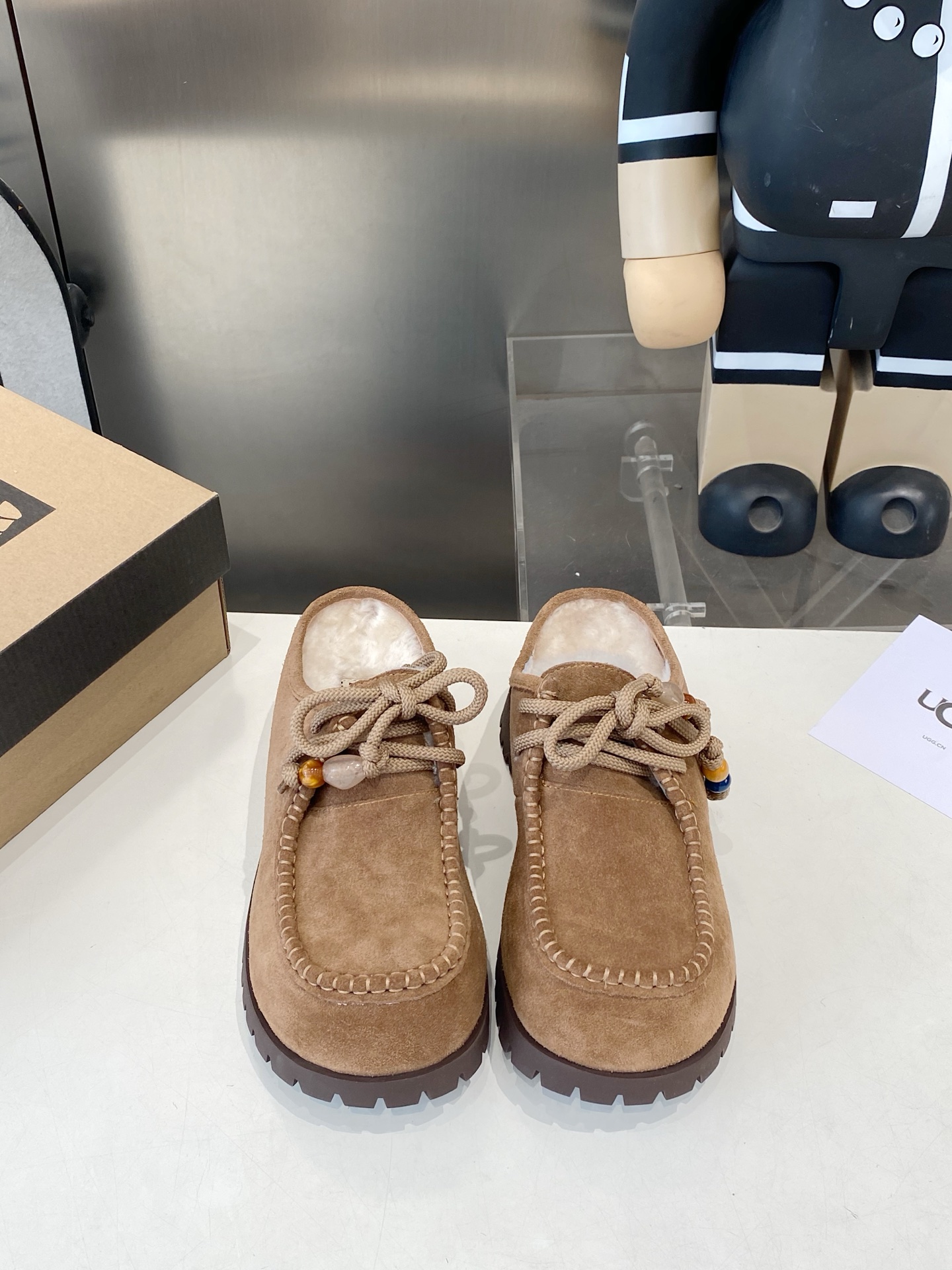 NO:559958,The new autumn and winter potato wool slippers, with retro acrylic buckles, look cute and fashionable, elongate the legs, have a 5 cm inner height increase, comfortable rubber outsole, and are so warm that I can’t help myself. They are so cute ~ The fluffy wool is imported from Europe. Grade A wool. The upper is cow suede. The lining is wool. The code number is 35-40. Loafers, loafers, slippers.19860909秋冬新款土豆羊毛拖鞋,复古的亚克力扣饰 巨显可爱和时髦,拉长腿一绝,5公分的内增高,舒适的橡胶大底,出奇的暖和真的是让我无法自拔真太可爱了～ 毛茸茸的羊毛是选用欧洲进口A级羊毛 鞋面牛反绒 内里羊毛 码数35-40,乐福鞋毛毛鞋,loafers,slippers,Women's Shoes