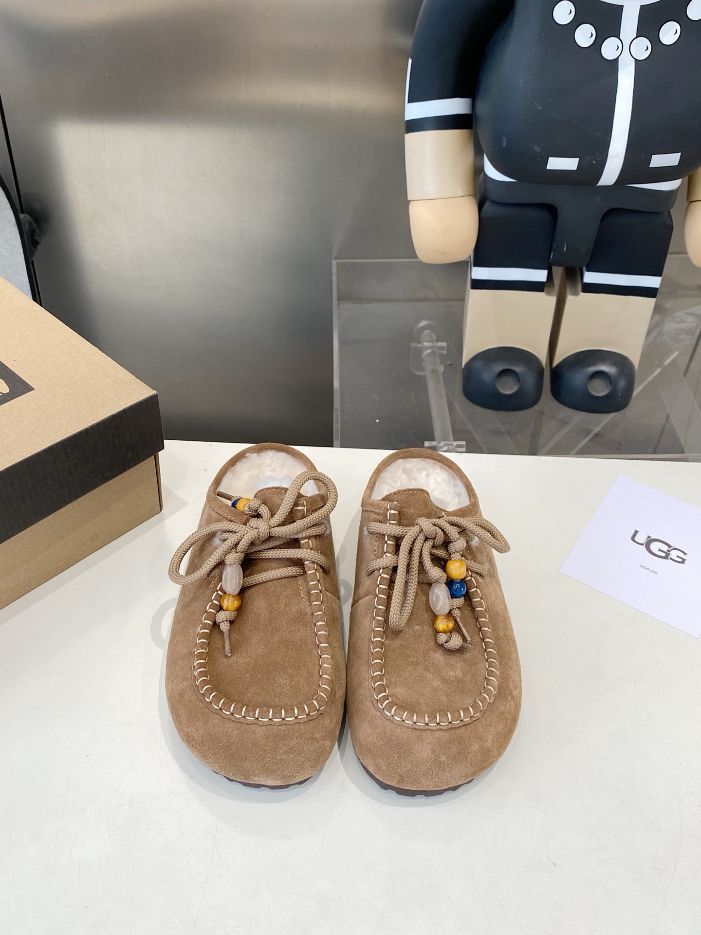 NO:559955,The gentle trap of autumn and winter is the moment you step into this pair of fur flip flops. The soft fufu wool wrap and retro buckles give you a relaxed feeling. This kangaroo flip flop is the perfect way to stay at home or out on the street. It is the daily life that is favored by warmth ~ Color: maroon, smart color, antelope brown, size 5-40, semi-flip-flops.19860909秋冬的温柔陷阱,是踩进这双毛毛拖的瞬间 软fufu的羊毛包裹,复古扣饰拿捏慵懒感 宅家or出街,就是这款袋鼠拖,都是被温暖偏爱的日常～ 颜色 栗色 巧色 羚羊棕 码数5-40,半拖毛毛鞋,Women's Shoes