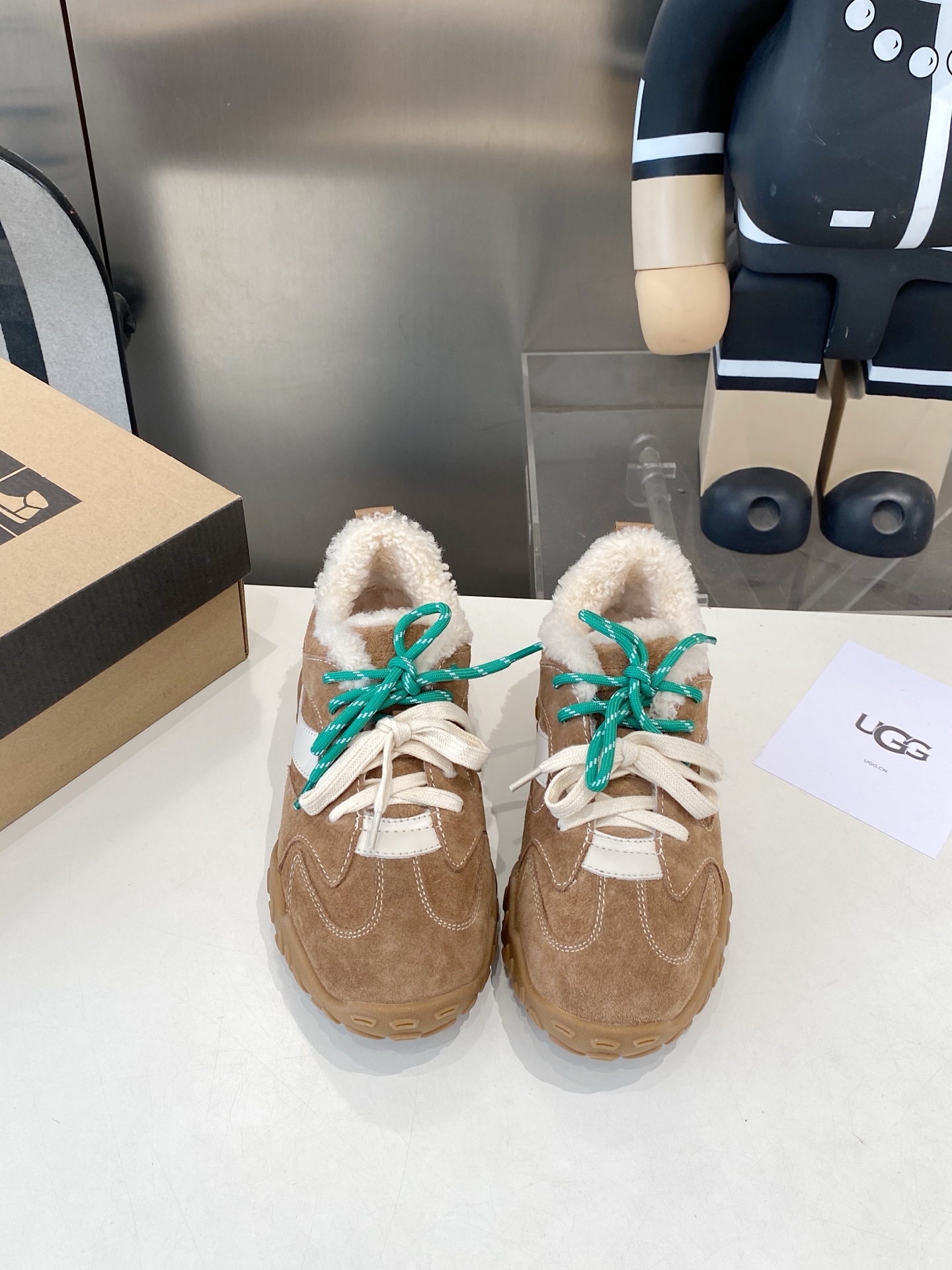 NO:559951,Another vintage moral training shoe that will surprise you. The perfect combination of color and solid color. The multi-color pair of shoelaces are just right. They are the perfect match for going out on the street. They are made of Australian small-volume wool and have a comfortable and soft outsole. Color: maroon, sand color. Size: 35-40, casual shoes/sports shoes, sneakers19860909又一款惊艳到你的复古德训鞋,彩色与净色的完美搭配,多色双鞋带美的恰到好处,是出街的完美搭子,澳洲小卷羊毛里,舒适松软的大底,颜色 栗色,沙色 巧色 码数 :35-40,休闲鞋/运动鞋,sneakers,Women's Shoes