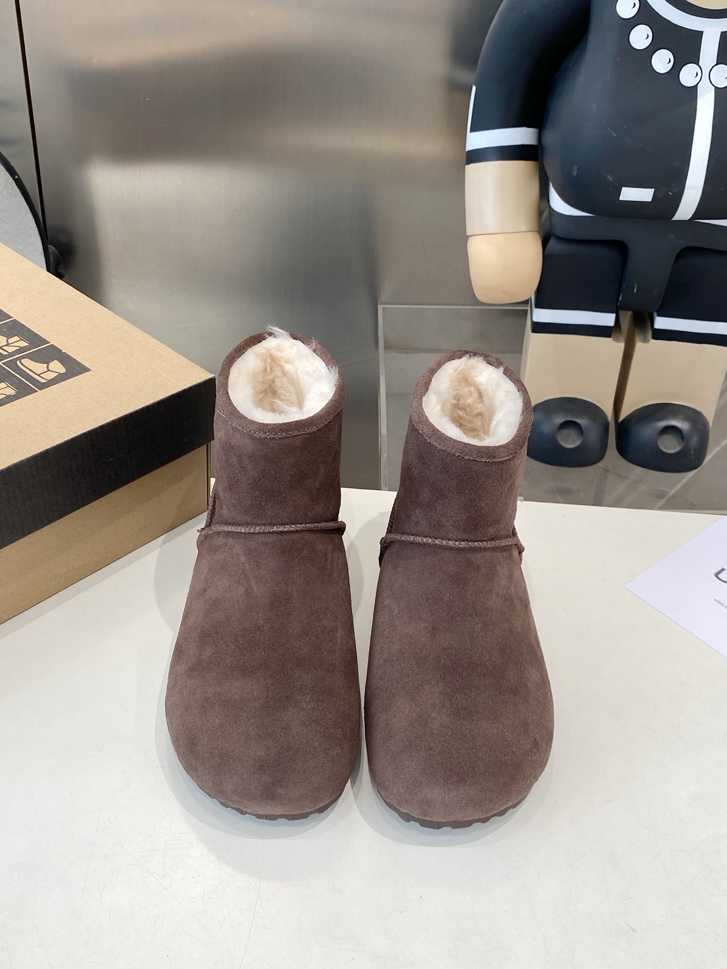 NO:559946,Another vintage moral training shoe that will amaze you. The perfect combination of color and solid color. The multi-color pair of shoelaces are just right. They are the perfect match for going out on the street. They are made of Australian small curly wool and have comfortable and soft outsole. The color is maroon, sand color. Code number: 35-40, snow boots, boots.19860909又一款惊艳到你的复古德训鞋,彩色与净色的完美搭配,多色双鞋带美的恰到好处,是出街的完美搭子,澳洲小卷羊毛里,舒适松软的大底,颜色 栗色,沙色 巧色 码数 :35-40,雪地靴,boots,Women's Shoes