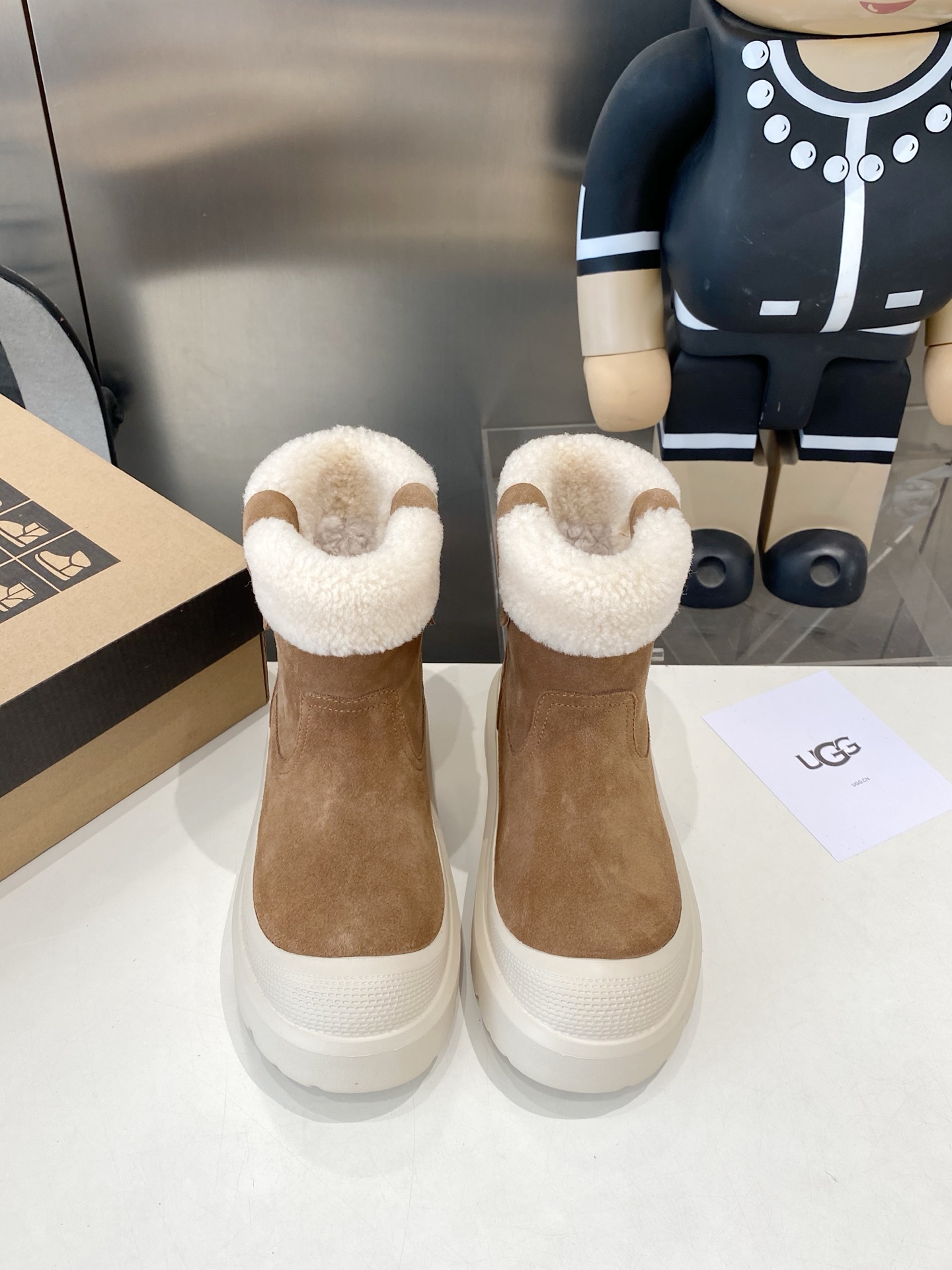 NO:559945,The same style as Wang Yibo's, with a comfortable and soft tread feel, a stylish and elegant style, and a convenient slip-on is our first choice for going out on the street. The color of the imported lamb curly hair echoes the color of the outsole, which embellishes the temperament of the entire shoe. The full wool lining will keep you warm throughout the winter. Size: 35-40, snow boots, boots19860909王一博同款,舒适软糯的踩感,洋气又优雅的款式,方便的一脚蹬是我们出街的首选,进口的羊羔卷毛颜色和大底颜色相呼应点缀了整个鞋子的气质,全羊毛的内里,让你整个冬日暖洋洋. 码数 :35-40,雪地靴,boots,Women's Shoes