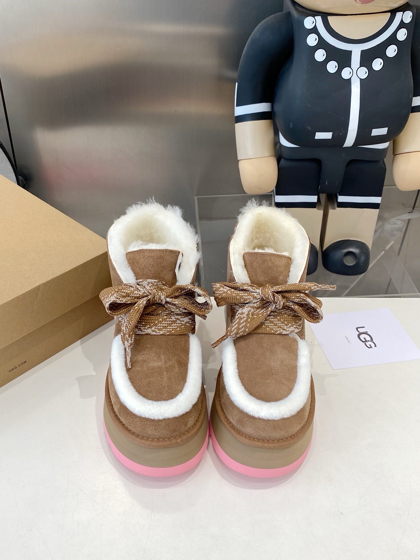 NO:559939,Hot-selling dopamine two-wear snow boots, the heel top can be turned down, various colors, color combination sole with different color uppers + tops for perfect comfort. Outsole - four-layer combination color foam outsole. Upper - cow two-layer + wool lining. Six colors, black, maroon, pink, blue, white sand color, code number 35-41, snow boots, boots19860909爆款出货多巴胺两穿雪地靴,后跟帮面可下翻,色彩多姿,彩色组合底搭配不同颜色鞋面+毛条上脚完美舒适 大底-四层组合彩色发泡大底 鞋面-牛二层面+羊毛内里. 六个色,黑色,栗色,粉色,蓝色,白色沙色 码数35-41,雪地靴,boots,Women's Shoes