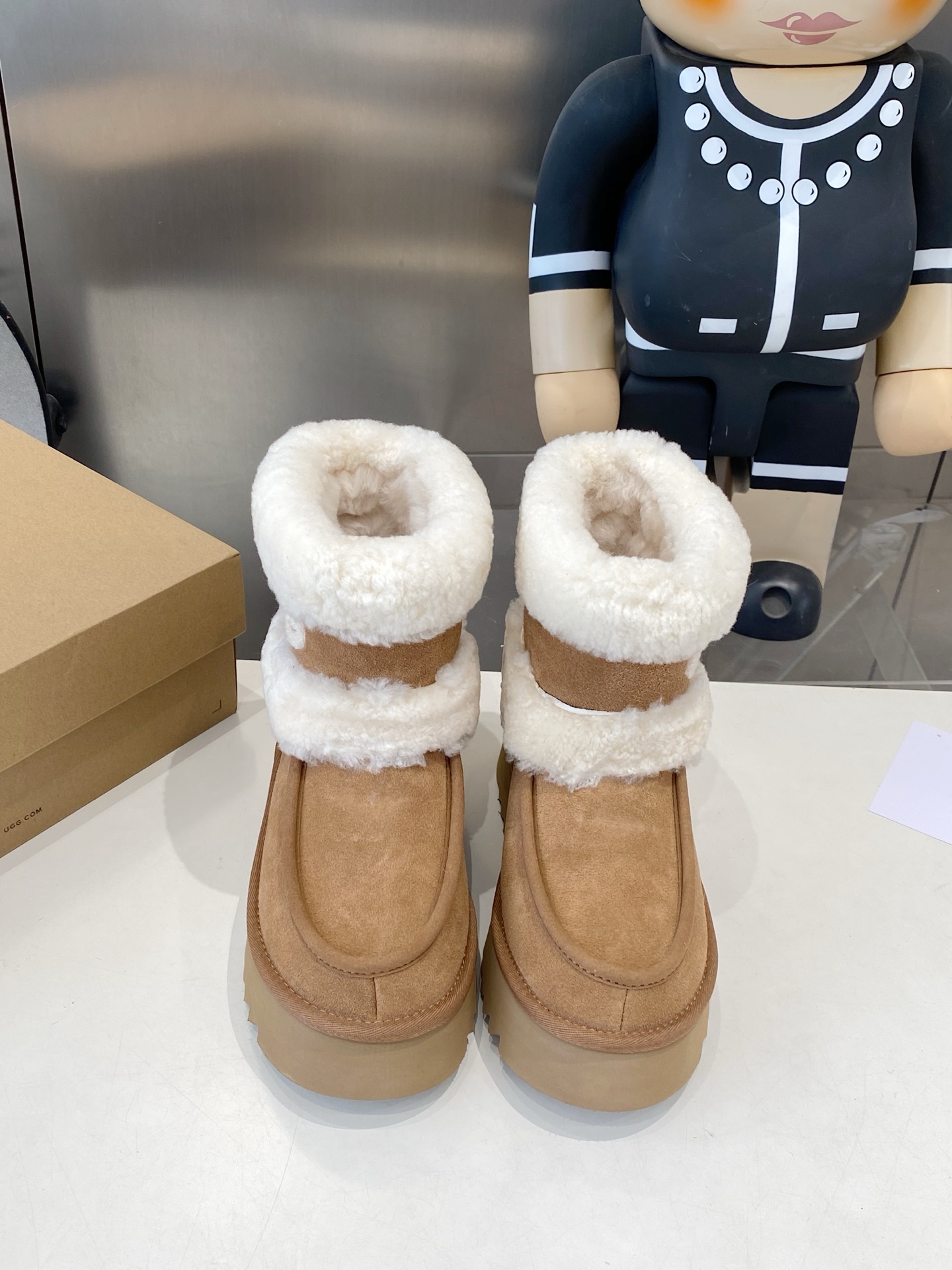 NO:559937,Electrically embroidered ugg thick-soled snow boots with increased height and warmth. Made of two layers of cow + wool lining + original foam outsole. Two colors: black and maroon. Code number: 35-41, snow boots, boots19860909电绣ugg厚底增高保暖雪地靴. 牛二层面+羊毛内里+原版发泡大底 黑色,栗色两个色 码数35-41,雪地靴,boots,Women's Shoes