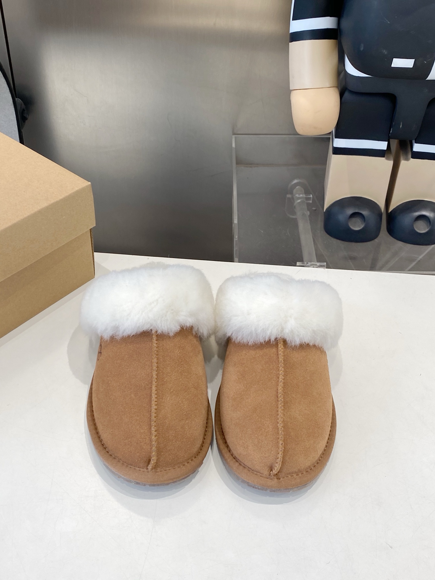 NO:559935,u*g new flat flip flops, home flip flops, thick wool, four colors, black maroon, antelope brown, sand color 35-41, half furry shoes19860909u*g新款平底拖,居家拖,厚羊毛, 四个色,黑色栗色,羚羊棕,沙色 35-41,半拖毛毛鞋,Women's Shoes