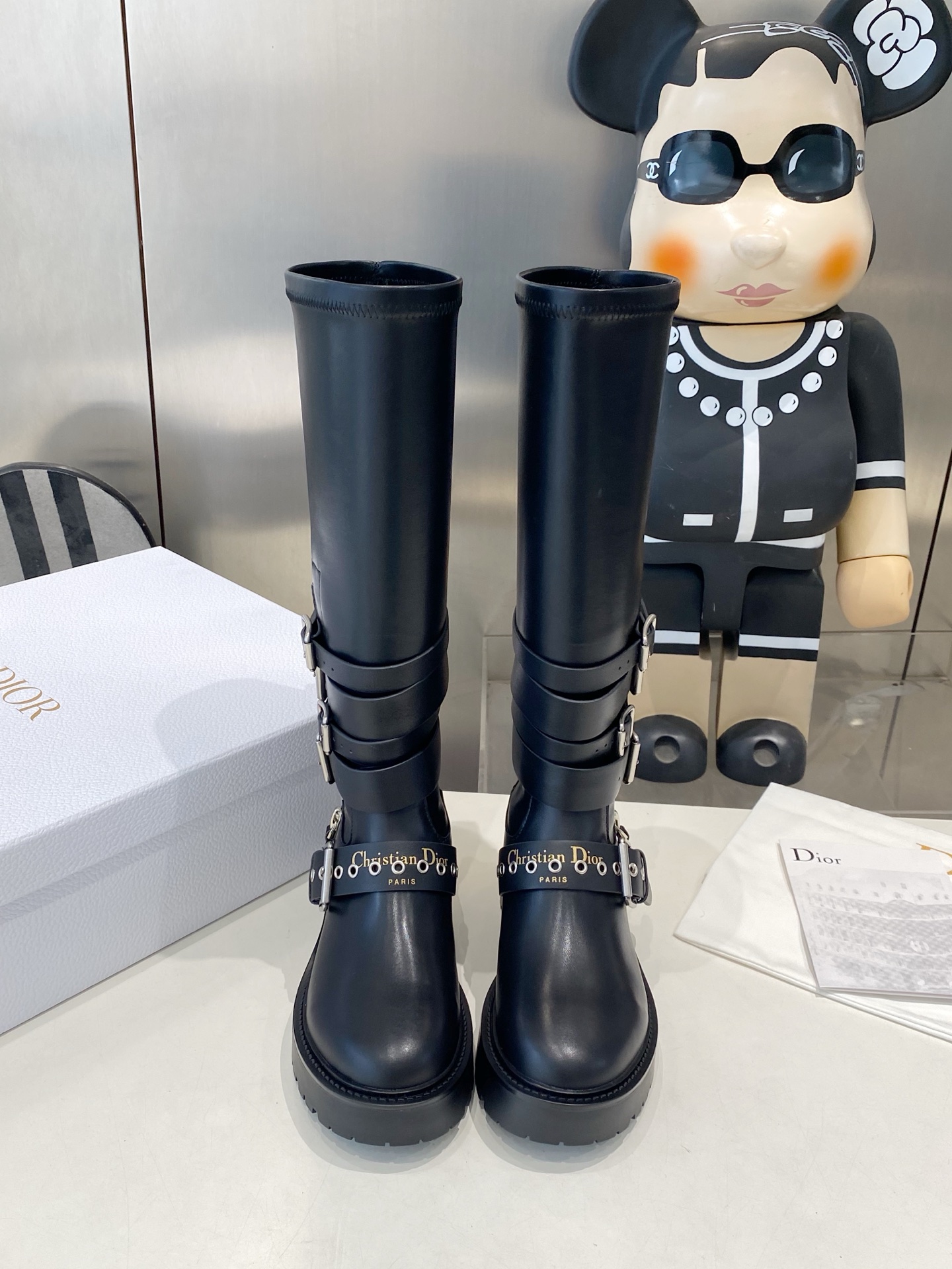 NO:562163,Dior Dior 25 autumn and winter Fengshen combat boots Martin boots are super cool and stylish. They are ingeniously matched with multi-layered belt buckles to show the trendy and avant-garde style. They are handsome and stylish and glow with sports and fashionable style. Fabric: original customized cowhide. Lining: cowhide. Outsole: original molded rubber sole, Size: 35-41, boots, dior, dior, boots, cowhide.19860909Dior迪奥25秋冬封神战靴马丁靴 超酷飒有范儿 匠心搭配多层条皮带扣 彰显潮流前卫风格 帅气有型 焕发运动时尚型格 面料:原版定制牛皮 内里:牛皮 大底:原版开模橡胶底, Size:35-41,靴子,dior,dior,boots,cowhide,Women's Shoes