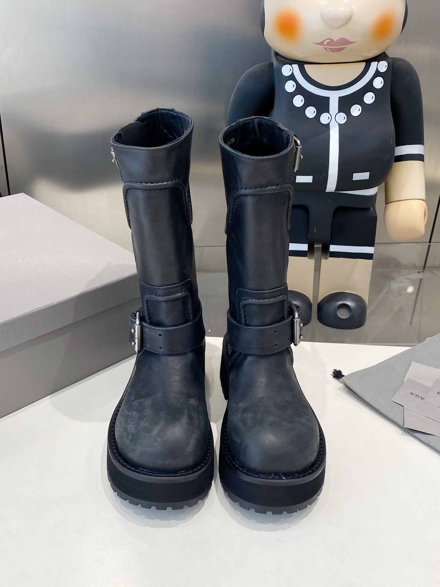 NO:562145,Balenciaga Balenciaga 25FW Venom mid-calf boots. These boots are unique in design, with straps and belt elements as highlights. Not only can the boots fit firmly on the feet, but the tightness can also be adjusted at will. In terms of detail processing, the brand's iconic old hardware runs throughout, cleverly creating a retro wear effect, highlighting personality and attitude, and matching thick toothed rubber soles. It not only ensures the comfort of wearing, but also strengthens the overall sense of fashion and visibility. Venom mid-calf boots are undoubtedly a fashion item not to be missed this season. They will add a unique charm to fashion enthusiasts' outfits and lead a new round of fashion. The upper layer of cowhide is distressed. The lining is imported water-dyed cowhide. Outsole: Original open-mold leather welt combination outsole thickness 5CM Size 35-40,boots,balenciaga,balenciaga,boots,cowhide19860909Balenciaga巴黎世家25FW毒液Venom中筒靴  这款靴子在设计上独具匠心 以绑带与皮带元素作为亮点 不仅能将靴子稳固贴合于足部 更可随心调节松紧 在细节处理上 品牌标志性的做旧五金件贯穿始终 巧妙营造出复古磨损效果,彰显个性态度搭配厚实的齿状橡胶鞋底 既保证了穿着的舒适度,又强化了整体的时尚感与辦识度Venom中筒靴无疑是本季不容错过的时尚单品,它将为时尚爱好者们的穿搭增添别样魅力,引领新一轮的潮流风尚 鞋面头层牛皮做旧处理 内里进口水染牛皮 大底:原版开模真皮沿条组合大底厚度5CM 码数35-40,靴子,balenciaga,balenciaga,boots,cowhide,Women's Shoes