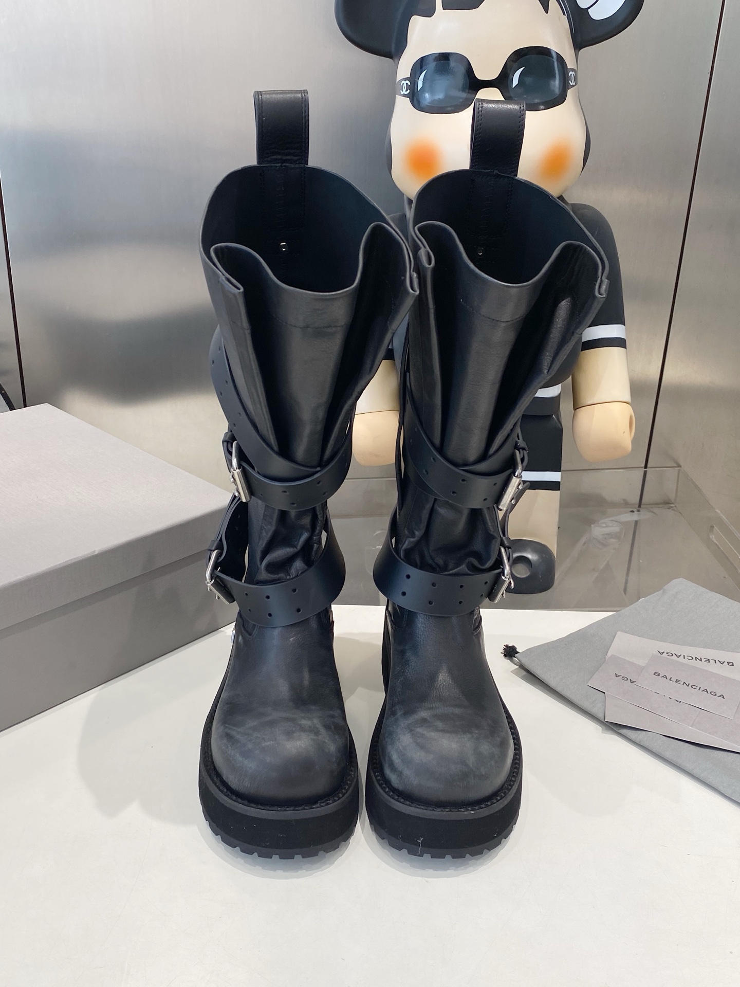 NO:562151,Balenciaga Balenciaga 25FW Venom high boots. These boots are unique in design, with straps and belt elements as highlights. Not only can the boots fit firmly on the feet, but the tightness can also be adjusted at will. In terms of detail processing, the brand's iconic old hardware runs throughout, cleverly creating a retro wear effect, highlighting individual attitude, and matching thick toothed rubber soles. It not only ensures the comfort of wearing, but also strengthens the overall sense of fashion and visibility. Venom mid-calf boots are undoubtedly a fashion item not to be missed this season. They will add a unique charm to fashion enthusiasts' outfits and lead a new round of fashion. The upper layer of cowhide is distressed. The lining is imported water-dyed cowhide. Outsole: Original open-mold leather welt combination outsole thickness 5CM Size 35-40,boots,balenciaga,balenciaga,boots,cowhide19860909Balenciaga巴黎世家25FW毒液Venom高筒靴 这款靴子在设计上独具匠心 以绑带与皮带元素作为亮点 不仅能将靴子稳固贴合于足部 更可随心调节松紧 在细节处理上 品牌标志性的做旧五金件贯穿始终 巧妙营造出复古磨损效果,彰显个性态度搭配厚实的齿状橡胶鞋底 既保证了穿着的舒适度,又强化了整体的时尚感与辦识度Venom中筒靴无疑是本季不容错过的时尚单品,它将为时尚爱好者们的穿搭增添别样魅力,引领新一轮的潮流风尚 鞋面头层牛皮做旧处理 内里进口水染牛皮 大底:原版开模真皮沿条组合大底厚度5CM 码数35-40,靴子,balenciaga,balenciaga,boots,cowhide,Women's Shoes