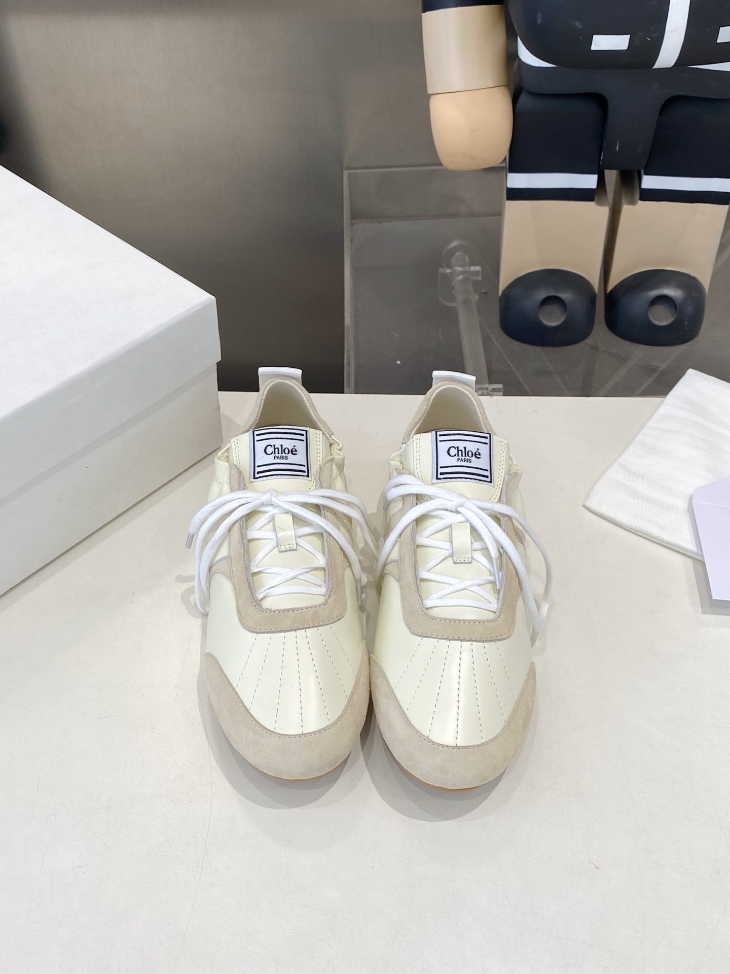 NO:615415,Chloe high-top classic super comfortable moral training shoes. Chloe flat casual shoes original private model high-density super comfortable running shoes, equipped with slotted and filled cowhide pads in the back sole. This model is popular among Internet celebrities. The top casual vacation series celebrities and Internet celebrities unanimously pursue this style, and it is even out of stock. Casual shoes are an indispensable item in midsummer and are very attractive and fashionable sports style. Show your elegance, lightness, slimming, and white feet in your way. Fabric Imported cowhide sole Original sole  Size 35-39., casual shoes/sports shoes, chloe, loewe, sneakers, cowhide19860909Chloe蔻依高帮经典超级舒服德训鞋 克洛伊平底休闲鞋原版私模高密度超级舒服跑步鞋,配上后掌位置挖槽填充牛皮小垫网红爆款,顶级休闲度假系列大咖网红一致追求此款,更是断货一度难求 盛夏不可缺少的单品休闲鞋上脚极具吸引时髦运动风尚,以你的方式彰显你的优雅、轻便、显瘦、显脚白 面料进口牛皮 鞋底原版鞋底 尺码35-39.,休闲鞋/运动鞋,chloe,loewe,sneakers,cowhide,Women's Shoes