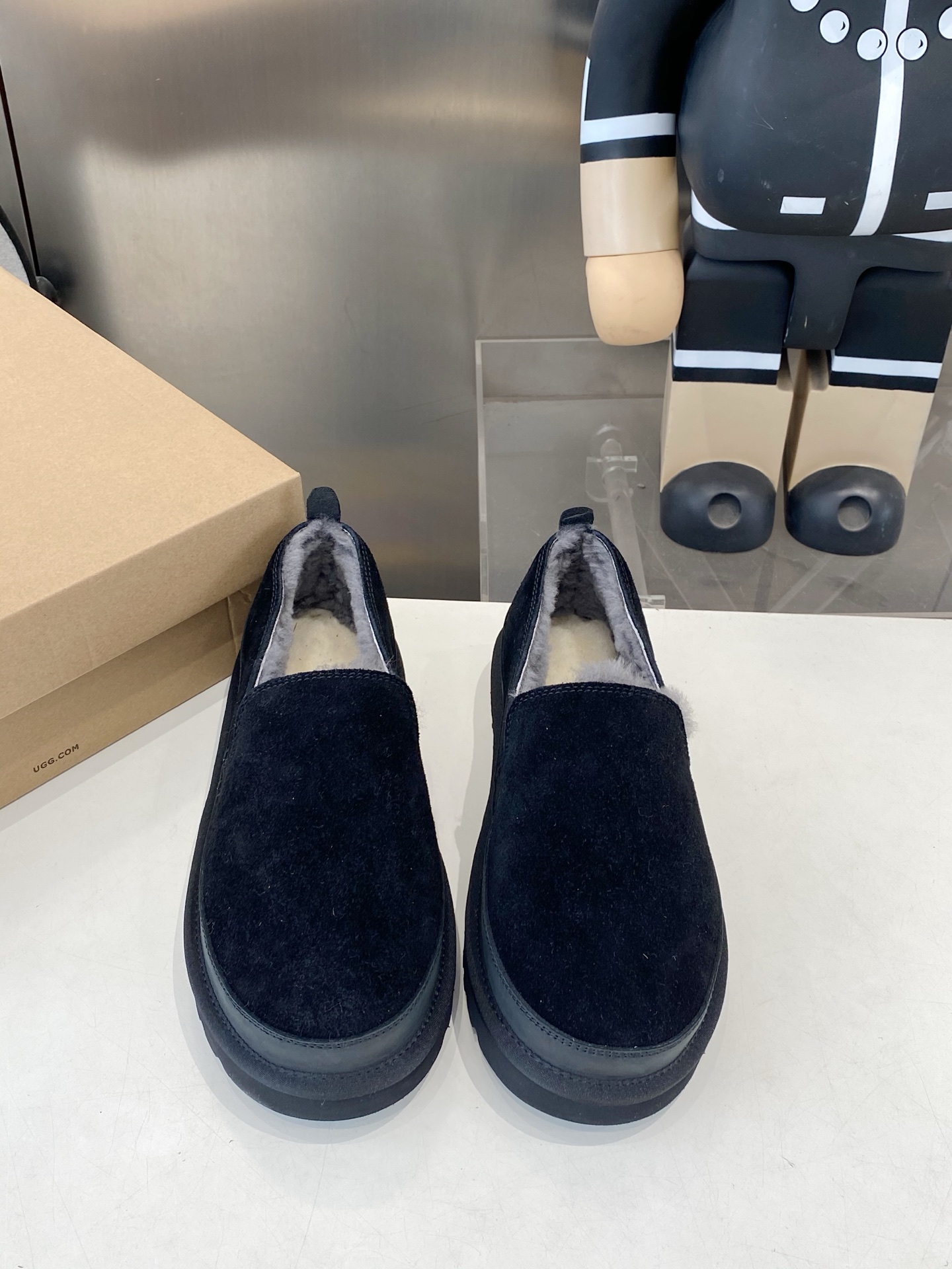 NO:615403,Men's models. Men's men's shoes. Winter snow boots, furry shoes, and slip-on casual shoes. The matching coefficient is also 100%. They look good and fashionable and make you look more aura when you wear them. High-quality cow suede upper, sheepskin lining and wool lining. EVA non-slip outsole. Size: 39 to 45, snow boots, boots, sheepskin.19860909男款 .男士 男鞋冬季雪地靴 毛毛鞋 一脚蹬休闲鞋搭配系数也是百分百 炸好看时尚感十足穿上气场爆涨 鞋面优质牛反绒 内里羊皮毛一体内里羊毛 大底EVA防滑大底 码数39一45,雪地靴,boots,sheepskin,Women's Shoes