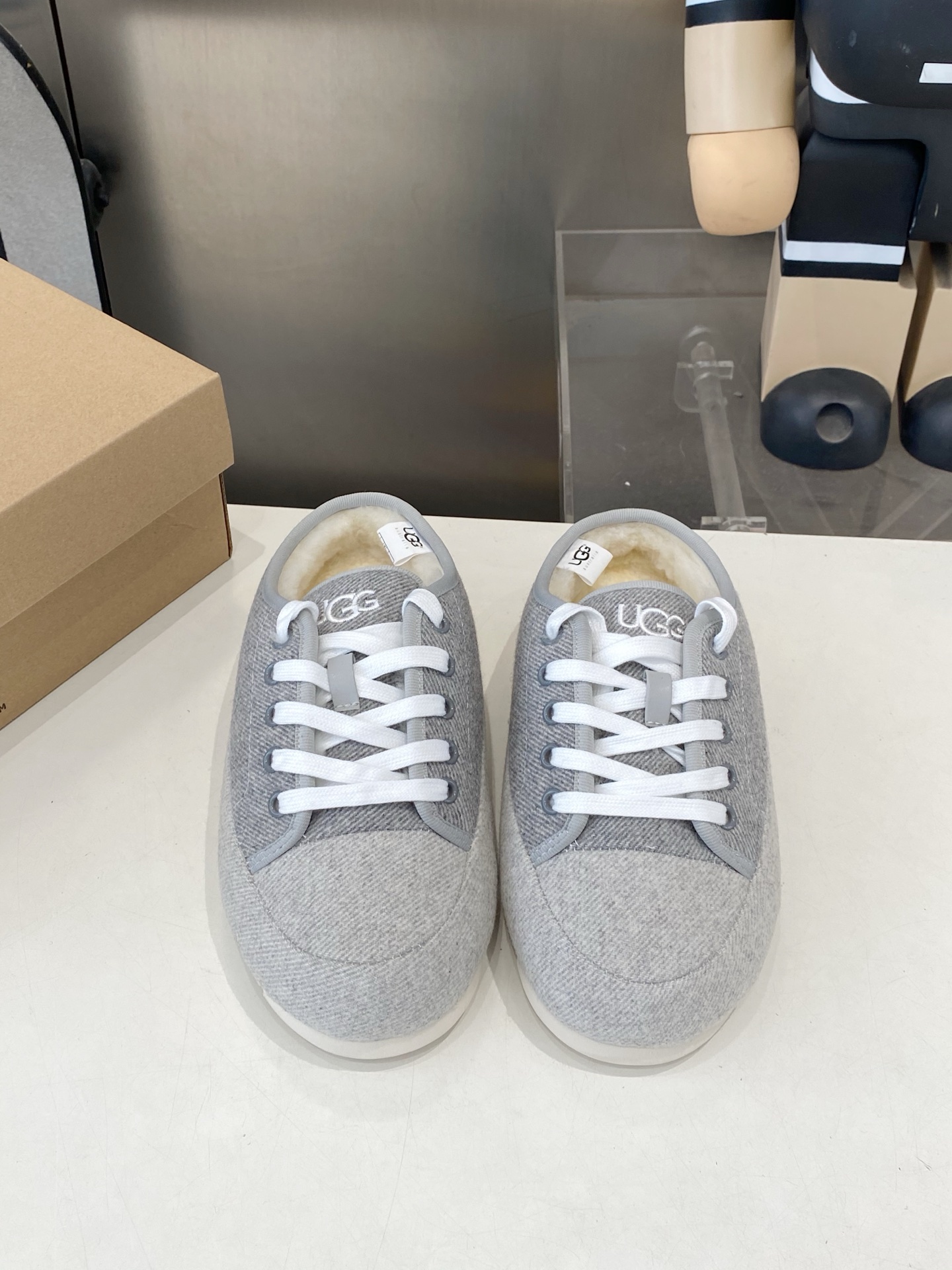 NO:615394,UGG autumn and winter sheep curly lace-up fur snow boots!  The upper is designed with contrasting colors, which creates a classic and durable texture. The soft and warm wool design not only enhances the texture, but also adds a finishing touch to the autumn and winter style. The interior is made of comfortable real wool, making it easy to wear!  Full of fashion sense!  EVA foam outsole, size 35-40, semi-furry shoes, boots19860909UGG秋冬羊卷毛系带款毛毛雪地靴！ 鞋面采用撞色的设计,既缔造出经典而耐看的质感,搭配柔软温暖的羊卷毛设计,不仅提升质感,更为秋冬造型增添点睛之笔,内里采用舒适的真羊毛,穿拖方便！时尚感拉满！ EVA发泡大底 码数35-40,半拖毛毛鞋,boots,Women's Shoes