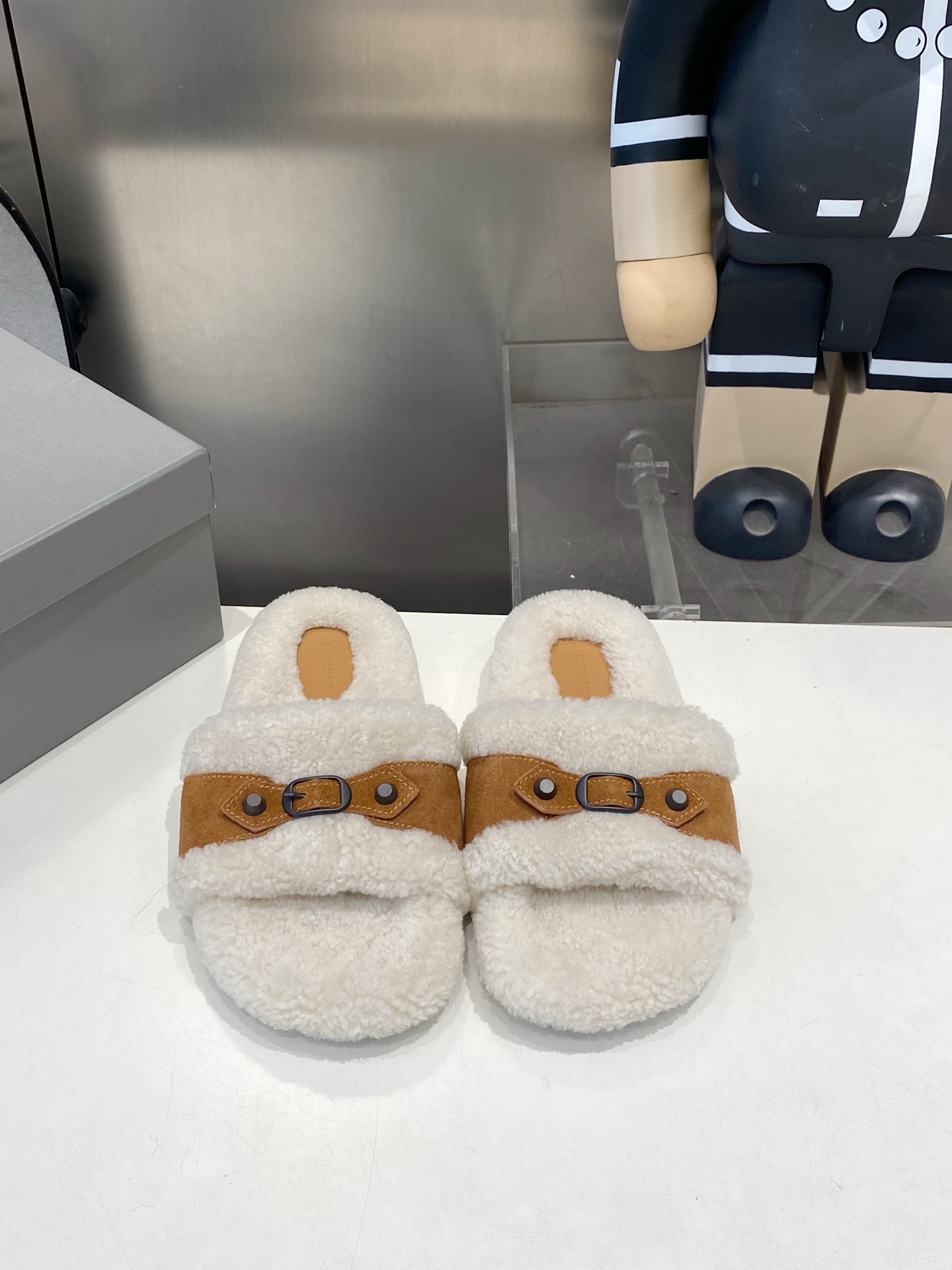 NO:615391,｜ Balenciaga New cotton slippers for couples The top version of the super popular Balenciaga hair slippers Couple size Loved by fashion bloggers and European and American celebrities A must-have for winter Fashionable but not overly flamboyant Nubuck leather upper The real wool lining is particularly fluffy, soft and skin-friendly The feet feel particularly comfortable Exquisite hand-sewn stitching The upper logo is full of high-end feel Original natural rubber non-slip wear-resistant sole Comes with the latest original packaging from the counter  Size women's 35-40, furry shoes and slippers, balenciaga, balenciaga, slippers19860909｜  Balenciaga巴黎世家 新款情侣棉拖 顶级版本超火巴黎世家毛拖 情侣尺码 时装博主与欧美明星大爱款 冬季必备款 时尚却不过分张扬 鞋面磨砂皮 内里真毛特别的蓬松柔软、亲肤 脚感特别舒服 精致的手工缝纫走线 鞋面logo高级感满满 原版天然橡胶防滑耐磨底 配专柜最新原包装 码数女35-40,毛毛鞋拖鞋,balenciaga,balenciaga,slippers,Women's Shoes