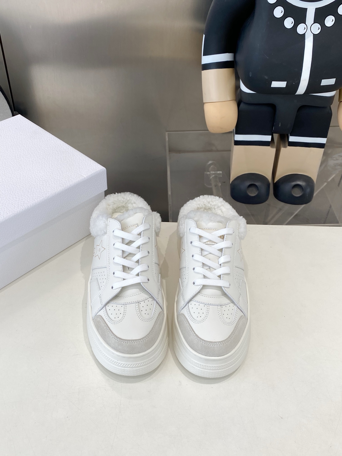 NO:615417,Dior Star sneakers are a new classic, continuing a timeless silhouette. Crafted from white calfskin and decorated with tonal suede calfskin panels. Embellished with the CD and Christian Dior Paris logos, a metal-clad star adorns one of the lace eyelets for added style. The lightweight silhouette and lightweight Christian Dior signature sole make it perfect for all seasons and can be paired with a variety of casual looks to add the finishing touch.  Size 35-39 (customized at 40.41), half-shoes, dior, dior, sneakers, cowhide19860909Dior 迪奥 Star 运动毛毛鞋半拖  这款 Dior Star 运动鞋延续经久不衰的轮廓,是新款经典单品.采用白色牛皮革精心制作,饰以同色调绒面牛皮革镶片.点缀以 CD 和 Christian Dior Paris 标志,金属覆层星星装饰一个鞋带孔眼,提升格调.款式轻盈,搭配 Christian Dior 标志轻薄鞋底,四季皆宜,可与各式休闲造型搭配,增添点睛之笔. 码数35-39（40.41定做）,半拖毛毛鞋,dior,dior,sneakers,cowhide,Women's Shoes