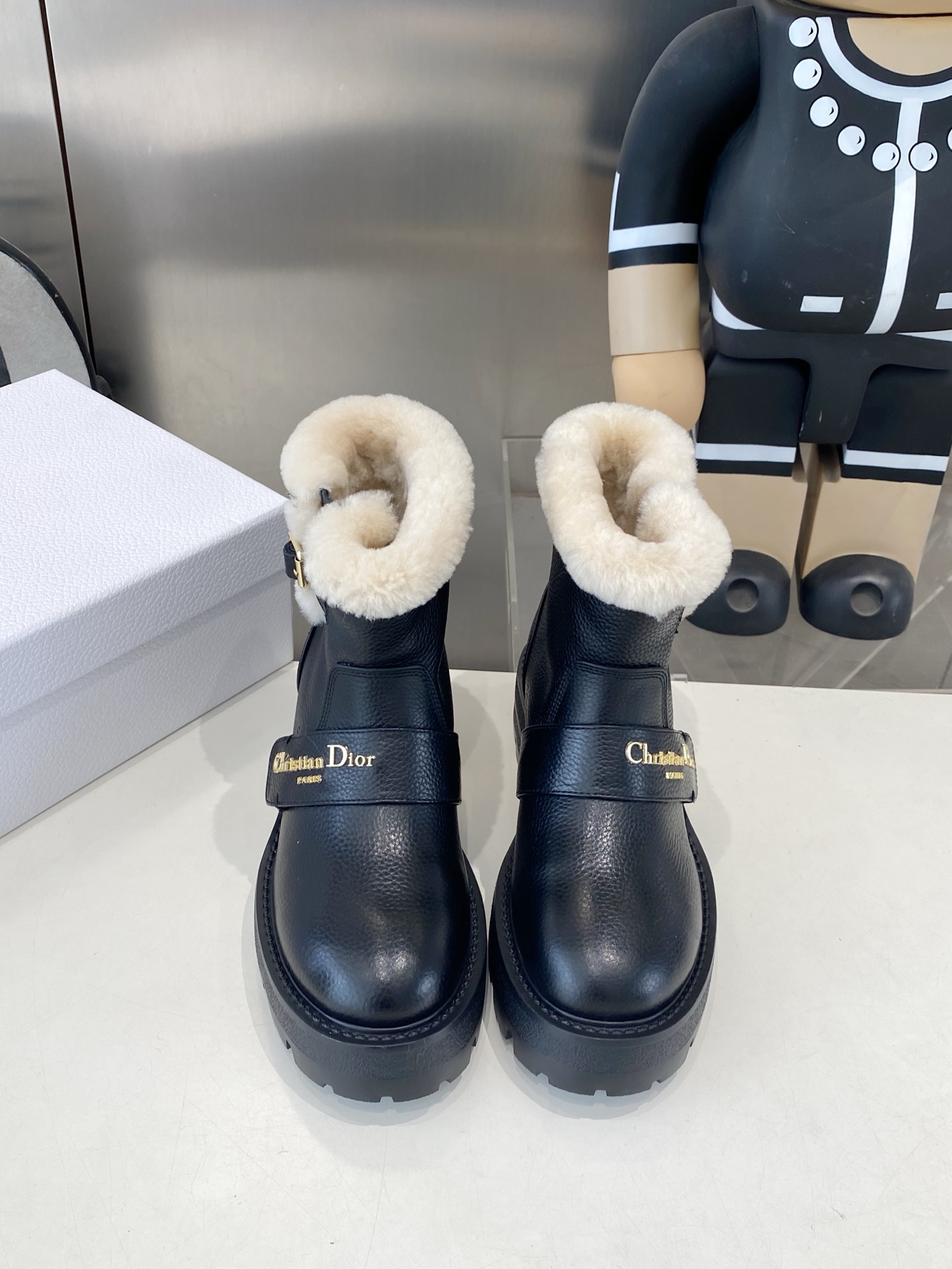 NO:615408,Dior-Mor series of punk style cold-proof and warm furry women's boots. New autumn and winter motorcycle boots with the same letter logo hardware belt buckle and side zipper for stars. Thick-soled round-toe one-legged knight short boots. Material upper imported full-grain calfskin + lambswool lining + original open mold I sole. Bottom thickness 3.5CM Size35-41 standard size (40.41 customization is not returnable), snow boots, dior, boots, cowhide19860909皮里毛里Dior-Mor系列朋克风防寒保暖毛毛女靴  秋冬新款明星同款字母logo五金皮带扣侧拉链机车靴 厚底圆头一脚蹬骑士短靴 材质鞋面进口全粒面小牛皮+羊羔毛内里+原版开模I底 底厚3.5CM Size35-41标准码（40.41定制不退换）,雪地靴,dior,boots,cowhide,Women's Shoes