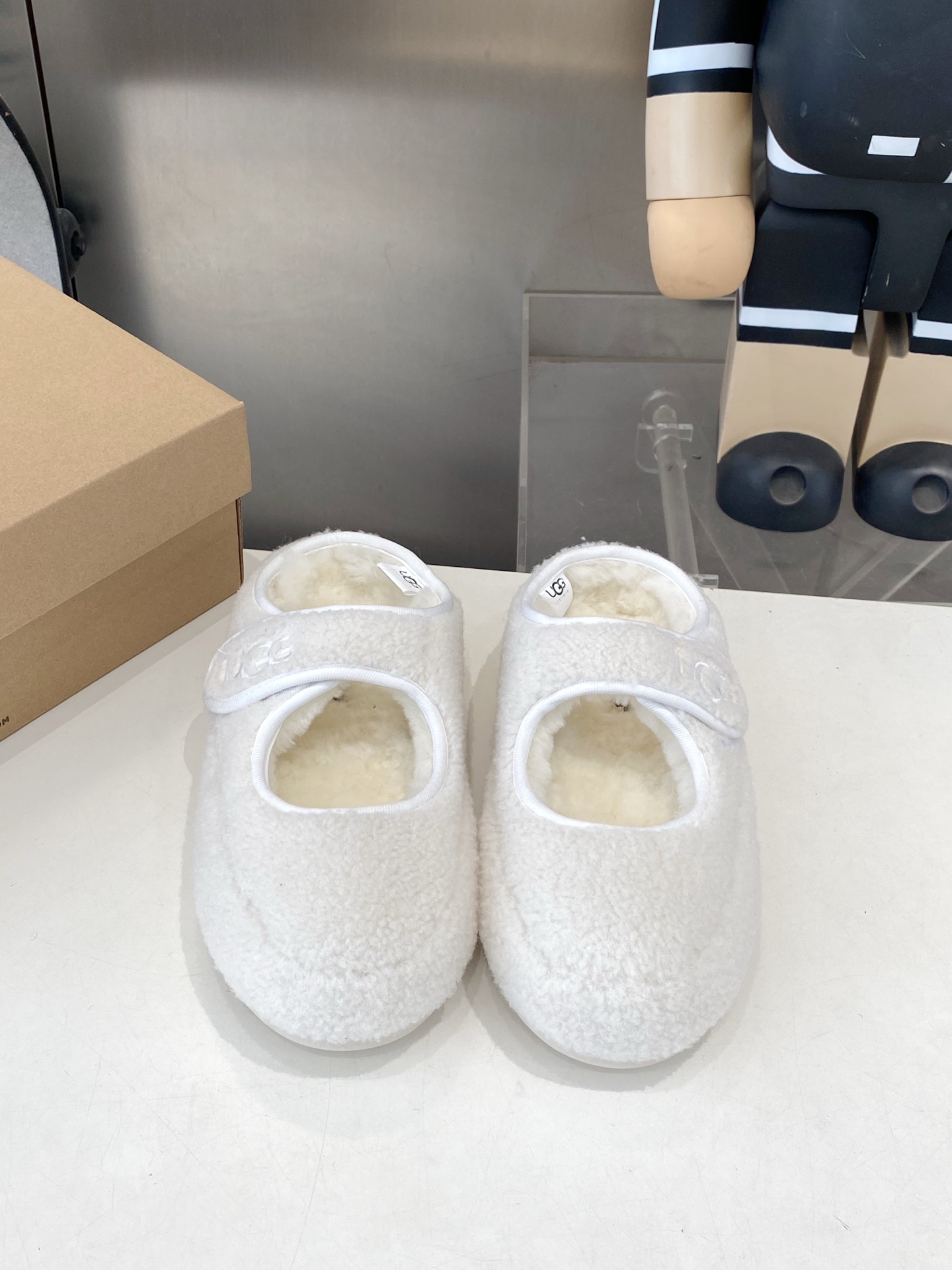 NO:615405,UGG autumn and winter furry snow boots!  The upper is designed with contrasting colors, which creates a classic and durable texture. The soft and warm wool design not only enhances the texture, but also adds a finishing touch to the autumn and winter style. The interior is made of comfortable real wool, making it easy to wear!  Full of fashion sense!  Size 35-40, semi-furry shoes, boots19860909UGG秋冬毛毛雪地靴！ 鞋面采用撞色的设计,既缔造出经典而耐看的质感,搭配柔软温暖的羊卷毛设计,不仅提升质感,更为秋冬造型增添点睛之笔,内里采用舒适的真羊毛,穿拖方便！时尚感拉满！ 码数35-40,半拖毛毛鞋,boots,Women's Shoes