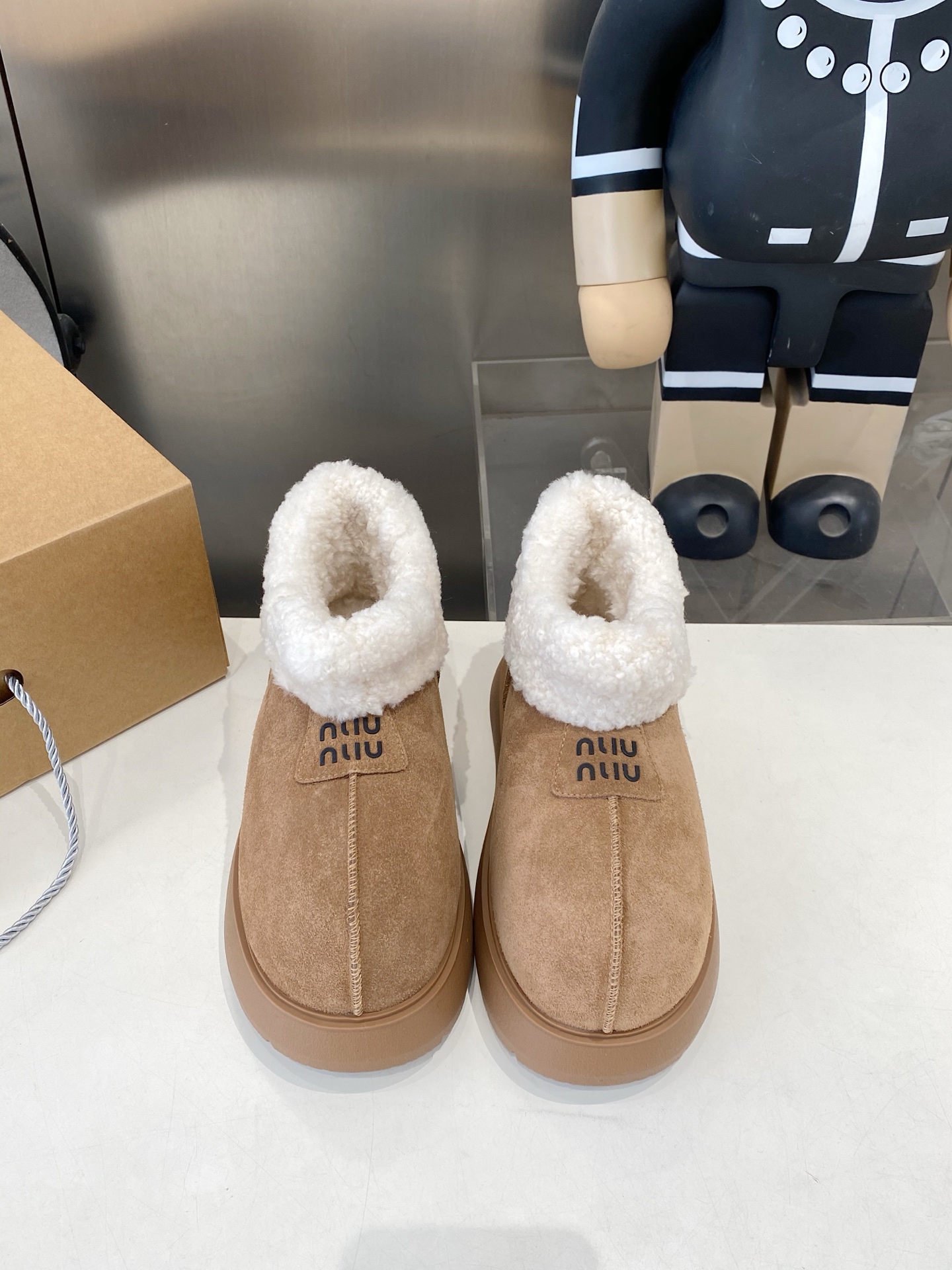 NO:615393,The upgraded version of MIU MIU Miu Miu's super hot little potato snow boots is here!  Its unique shallow mouth design can be easily matched with various clothing, whether it is casual jeans or a cute skirt, it can show just the right sense of fashion. Adhering to consistent high-quality craftsmanship, the upper is made of high-grade cow suede, which is delicate and soft, perfectly fits the foot shape, and provides unparalleled comfort. The inner part is designed with luxurious sheepskin integrated small curls, which is warm and skin-friendly, making the cold weather feel as warm as spring.  Equipped with a non-slip rubber outsole, it is specially designed for wet weather, so you can feel stable and confident no matter where you go. The unique design on the bottom not only adds a touch of fun, but also highlights the fashionable atmosphere of the brand. Size 35-40, snow boots, miumiu, boots, skirts, jeans, sheepskin19860909MIU MIU缪缪 韩里韩气超火小土豆雪地靴升级版来啦！ 其独特的浅口设计,轻松搭配各种服饰,无论是休闲的牛仔裤还是可爱的裙子,都能展示出恰到好处的时尚感. 秉持一贯的优质工艺,鞋面采用高档牛翻毛,细腻柔软,完美贴合脚型,无与伦比的舒适感.内里更是选用奢华羊皮毛一体的小卷毛设计,温暖而亲肤,让寒冷的天气也感受如春般的温暖. 配备防滑橡胶大底,专为湿润天气设计,无论走在哪里都能安稳自信.底面独特的设计,不仅增添了一丝趣味,更彰显品牌的时尚气息. 尺码35-40,雪地靴,miumiu,boots,skirts,jeans,sheepskin,Women's Shoes