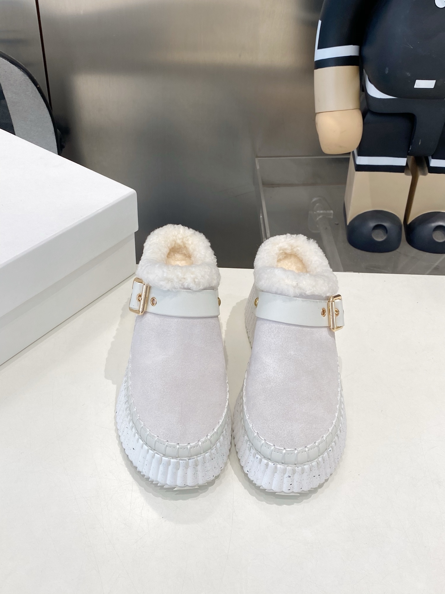 NO:615390,Chloe's counters simultaneously launch new casual shoes. The spring and summer models have become popular in the entire fashion circle. They are available in many colors and styles. The fabric is made of imported cow suede and the lining is made of real wool. The texture is refreshing, breathable and does not sting your feet. It is fashionable and simple, and is loved by goddesses. It is so beautiful.  , 8.CM ultra-light rubber foam vacuum outsole, extremely comfortable, size 35-42 (standard size), casual shoes/sports shoes, chloe, loewe, sneakers19860909蔻依Chloe专柜同步上市新款休闲鞋.,春夏款广升 风靡整个时尚圈以来,多色多款,这款面料使用进口牛反绒,内里,采用真羊毛.,质地清爽透气不焖脚 时尚简约范儿 女神都爱 美翻啦 ,8.CM超轻橡胶发泡抽真空大底,舒适得不要不要的,35-42码（标准码）,休闲鞋/运动鞋毛毛鞋,chloe,loewe,sneakers,Women's Shoes