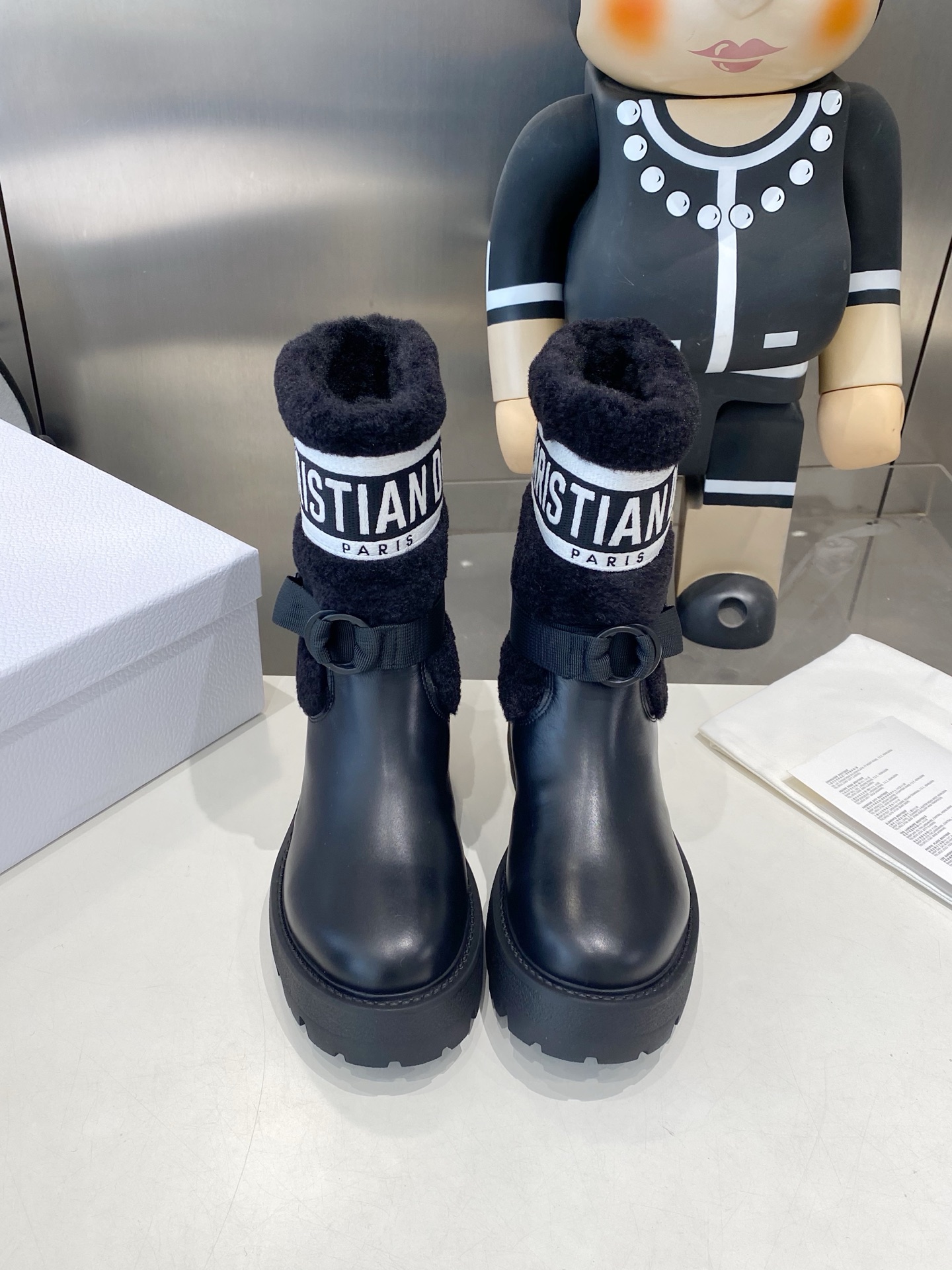 NO:626077,Dior Dior 2026 new Fengshen combat boots Martin sock boots. These D-Major boots are eye-catching and highlight your personality. The black cow leather upper is paired with the same-tone technical knitted fabric socks, decorated with a white Christian Dior logo strip pattern inspired by the Book Tote handbag. The adjustable strap highlights the ankle line, and the thick and lightweight notched sole is more refined. The upper material is fabric, cow leather, and the upper is decorated with the Christian Dior logo.  Adjustable nylon strap at the ankle, padded cow leather insole, notched EVA sole decorated with Christian Dior's lucky star symbol, code number 35-39 (40.41 custom-made), boots, dior, dior, boots, cowhide, socks19860909Dior 迪奥2026新款封神战靴马丁袜子靴 这款 D-Major 靴子醒目吸睛,彰显个性.黑色牛皮革鞋面搭配同色调科技针织面料袜筒,饰以灵感源自 Book Tote 手袋的白色 Christian Dior 标志条形图案.可调节饰带突显脚踝线条,厚实而轻盈的凹口鞋底更显精致. 帮面材质织物,牛皮革 鞋面饰以 Christian Dior 标志 脚踝处搭配可调节尼龙饰带 加垫牛皮革内底 凹口 EVA 鞋底饰以 Christian Dior 的幸运星符号 码数35-39（40.41定做）,靴子,dior,dior,boots,cowhide,socks,Women's Shoes